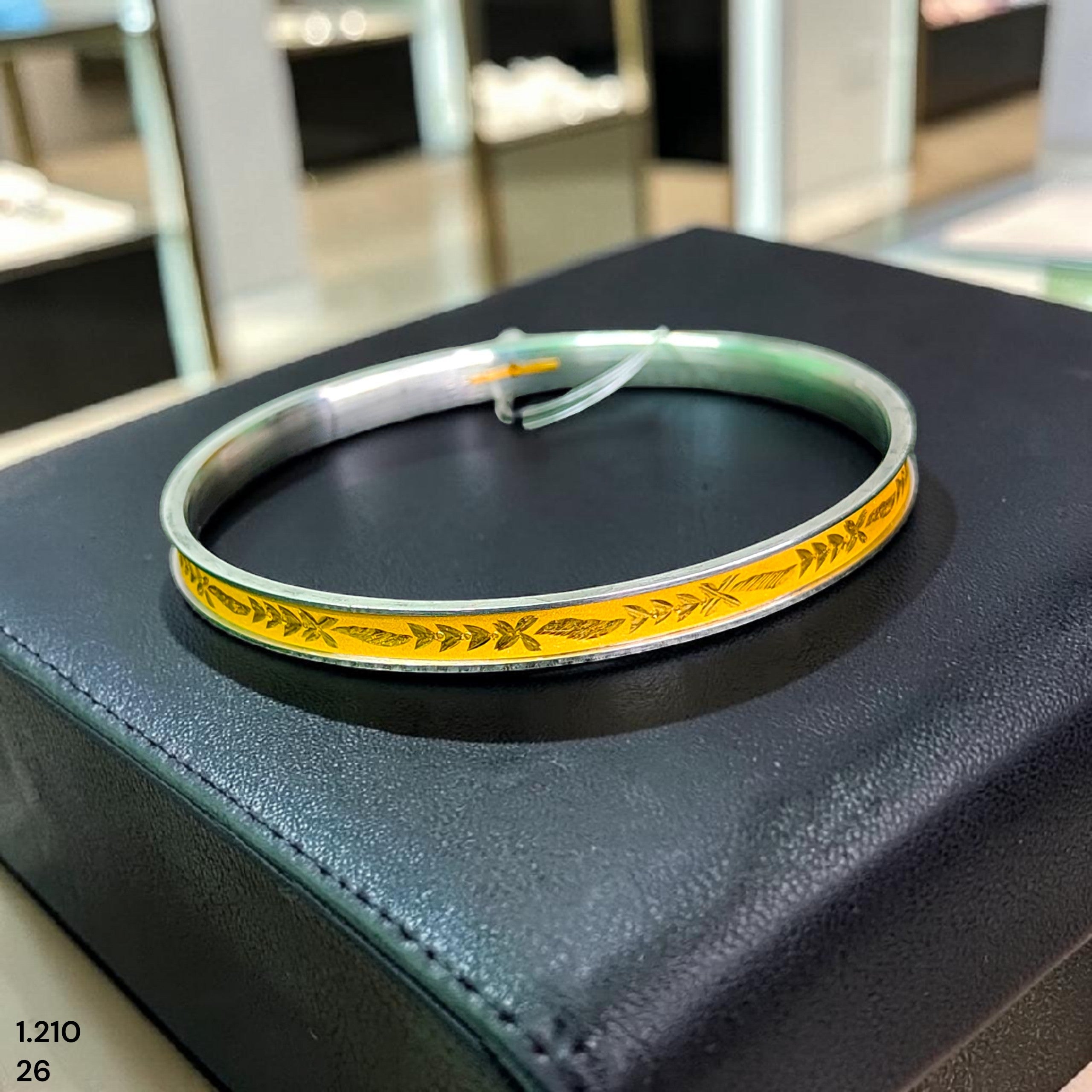 GOLD CHURI NOA- (SIZE: 26) WGT: 1.210 GM APPROX 22KT HUID HALLMARK GOLD NOA BANGLES 1 PIECE.