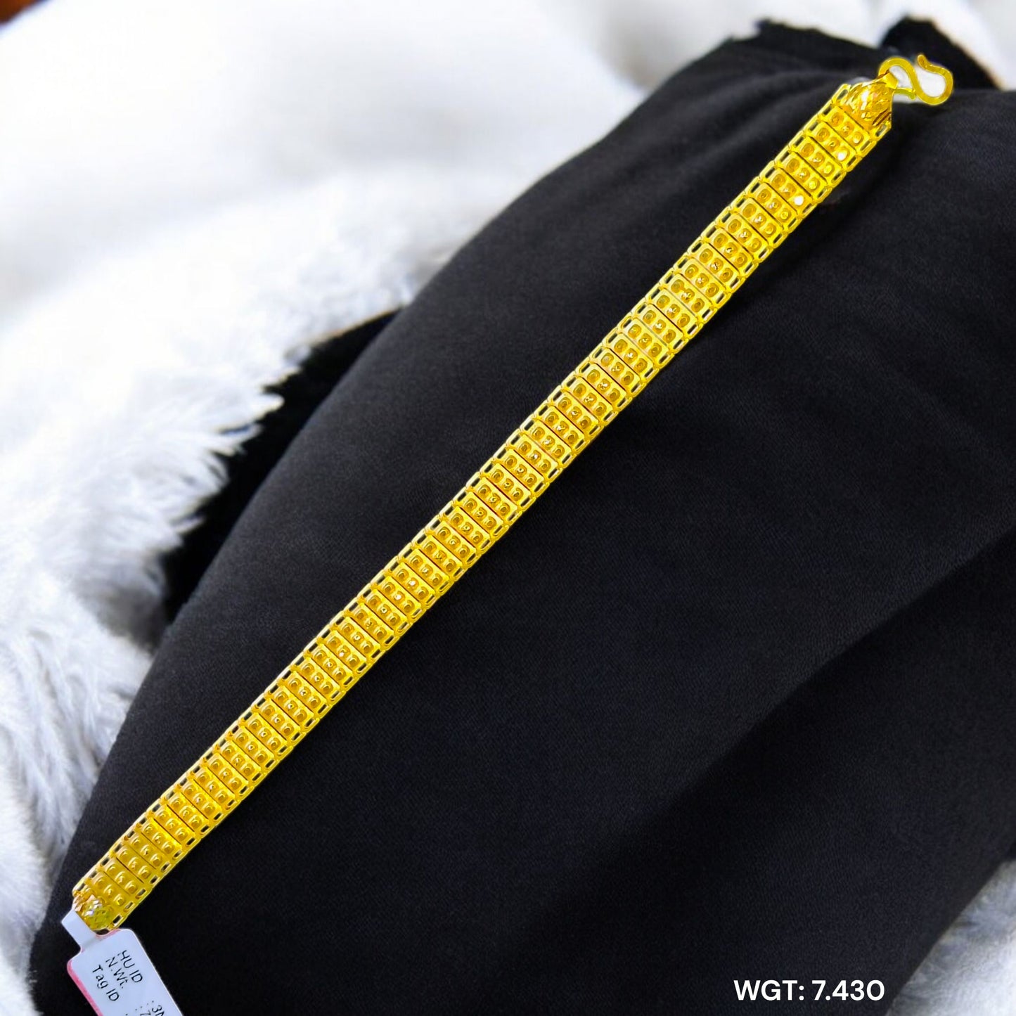 TRJ 3N79X1 8" INCH WGT: 7.430 GM APPROX HUID HALLMARK 22KT GOLD WRISTLET 1 PIECE FOR UNISEX STYLE.