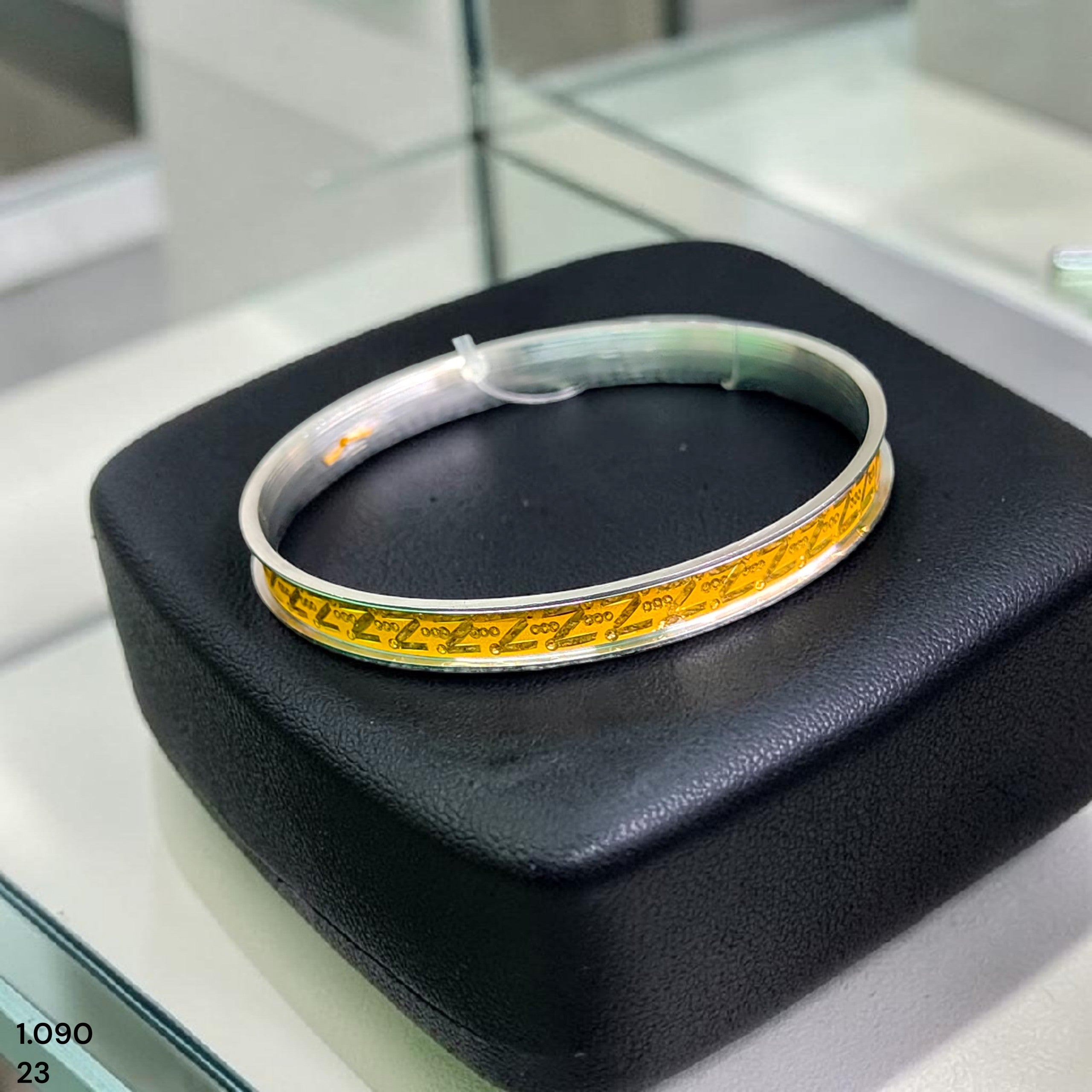 GOLD CHURI NOA- (SIZE: 23) WGT: 1.090 GM APPROX 22KT HUID HALLMARK GOLD NOA BANGLES 1 PIECE.