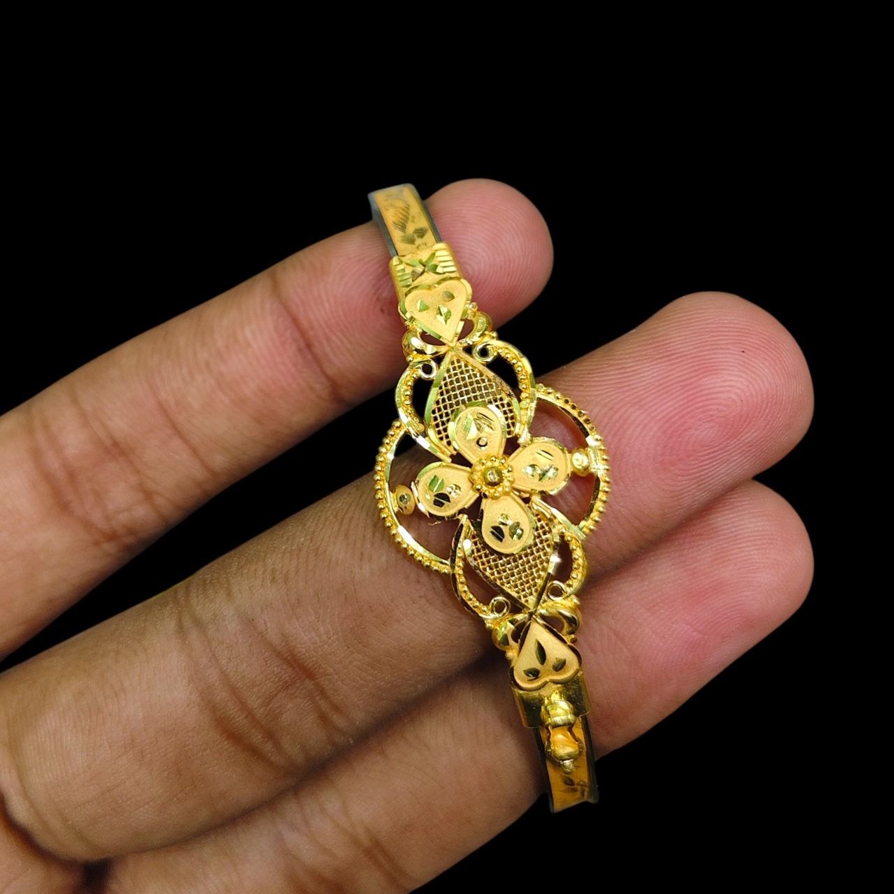 GOLD BRACELET NOA- (SIZE: 26) WGT: 3.970 GM APPROX 22KT HUID HALLMARK GOLD NOA BANGLES 1 PIECE.