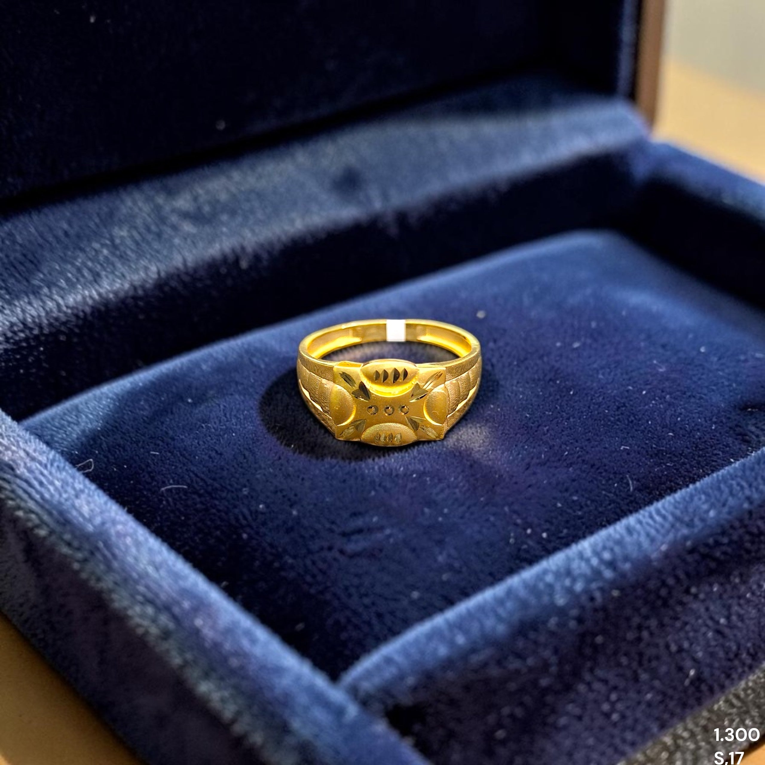 GENTS RING- TRJ (SIZE:17) WGT: 1.300 GM APPROX BIS CERTIFIED HUID HALLMARK 375 9KT GOLD FINGER RING FOR MEN 1 PIECE.