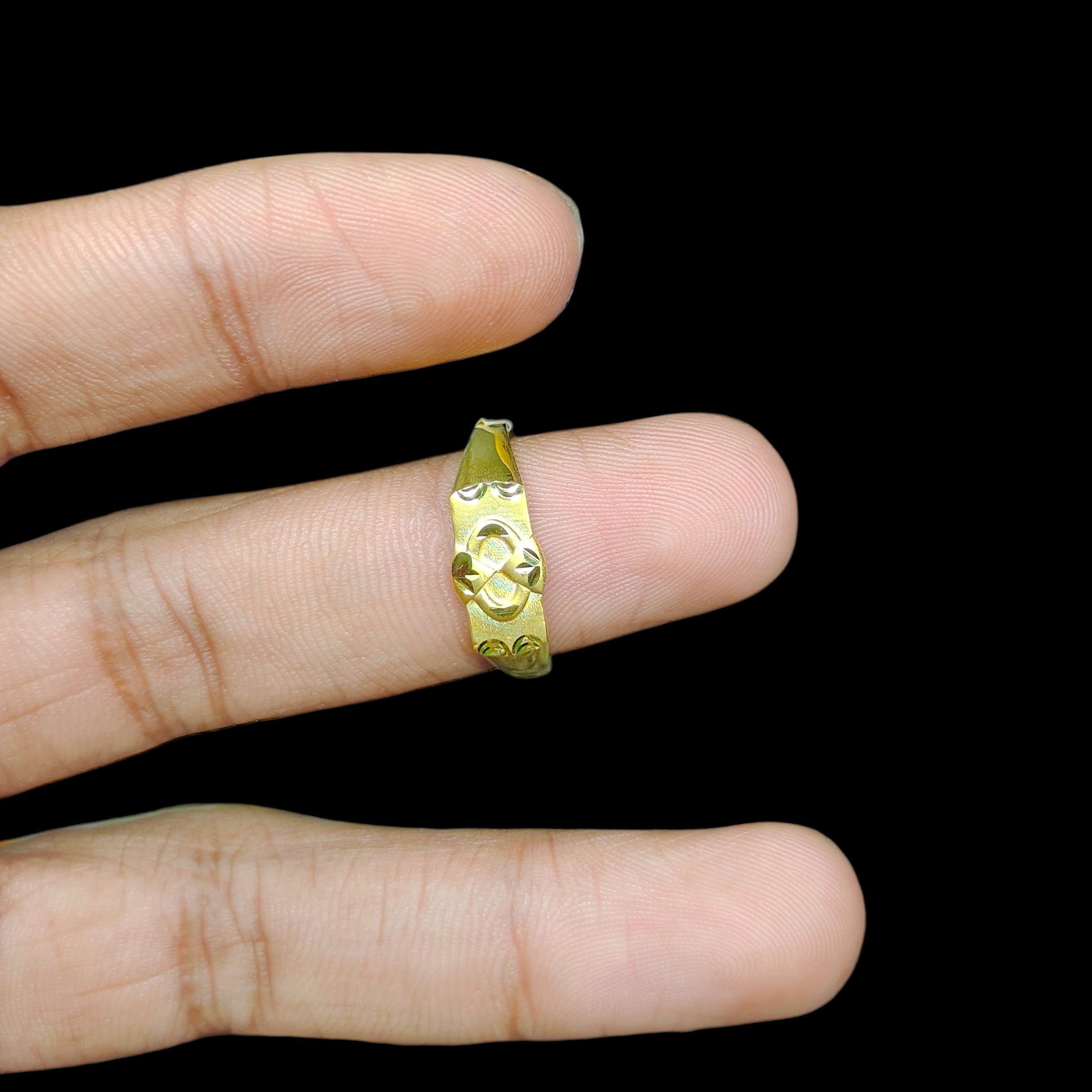 GENTS RING- TRJ (SIZE:21) WGT: 1.020 GM APPROX BIS CERTIFIED HUID HALLMARK 375 9KT GOLD FINGER RING FOR MEN 1 PIECE.