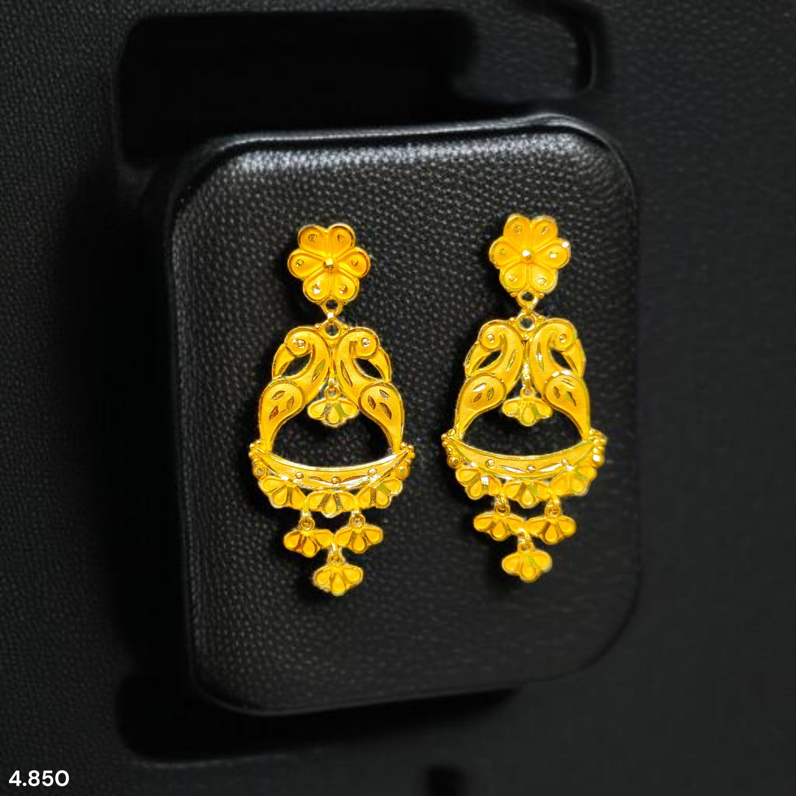 GOLD EARRINGS- (WGT: 4.850 GM APPROX) BIS CERTIFIED HUID HALLMARK 22KT 916 GOLD EARRINGS 1 PAIR FOR WOMEN.