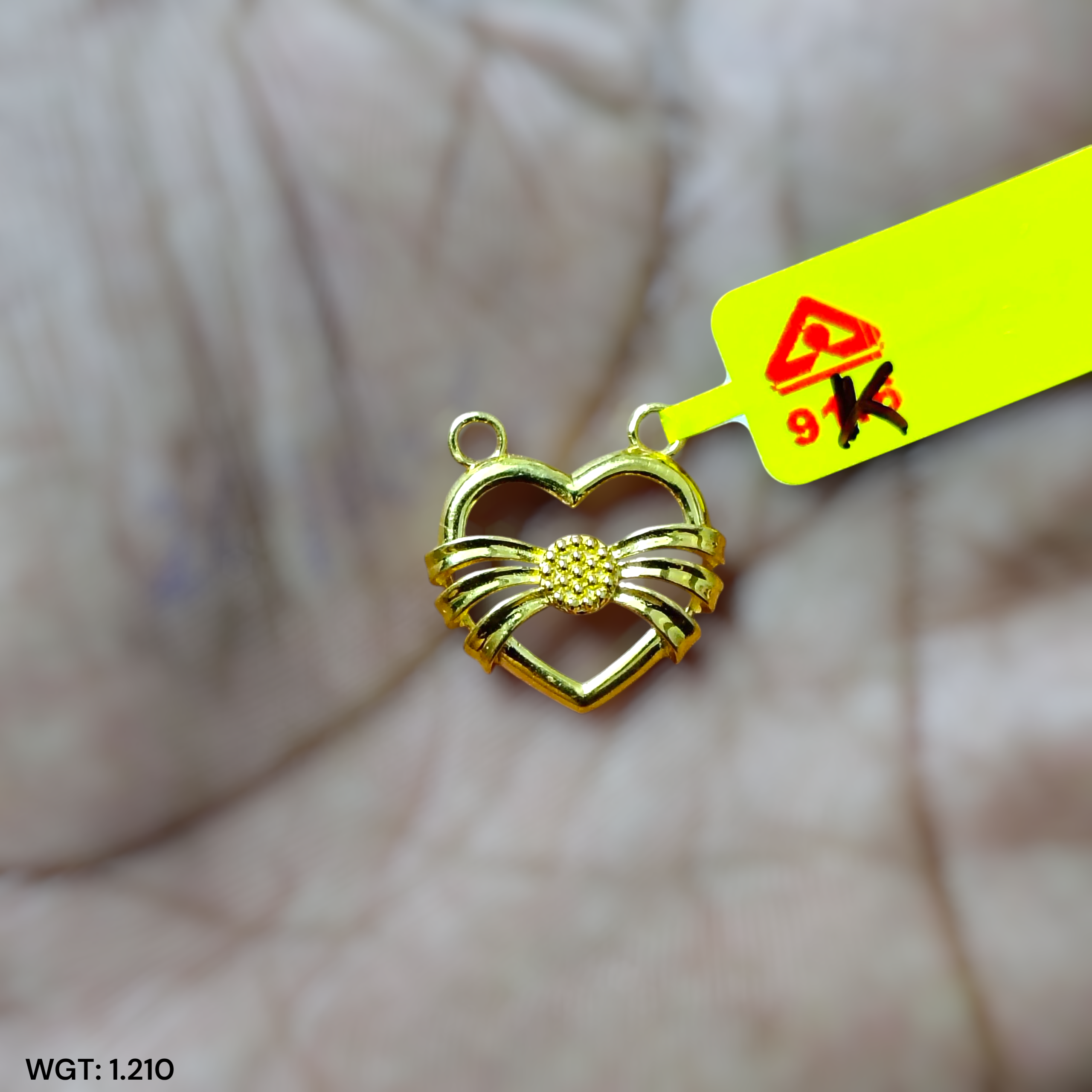 (GPM9) TRJ WGT: 1.210 GM APPROX BIS CERTIFIED HUID HALLMARK 9KT GOLD PENDANT FOR WOMEN 1 PIECE FOR REGULAR USE.