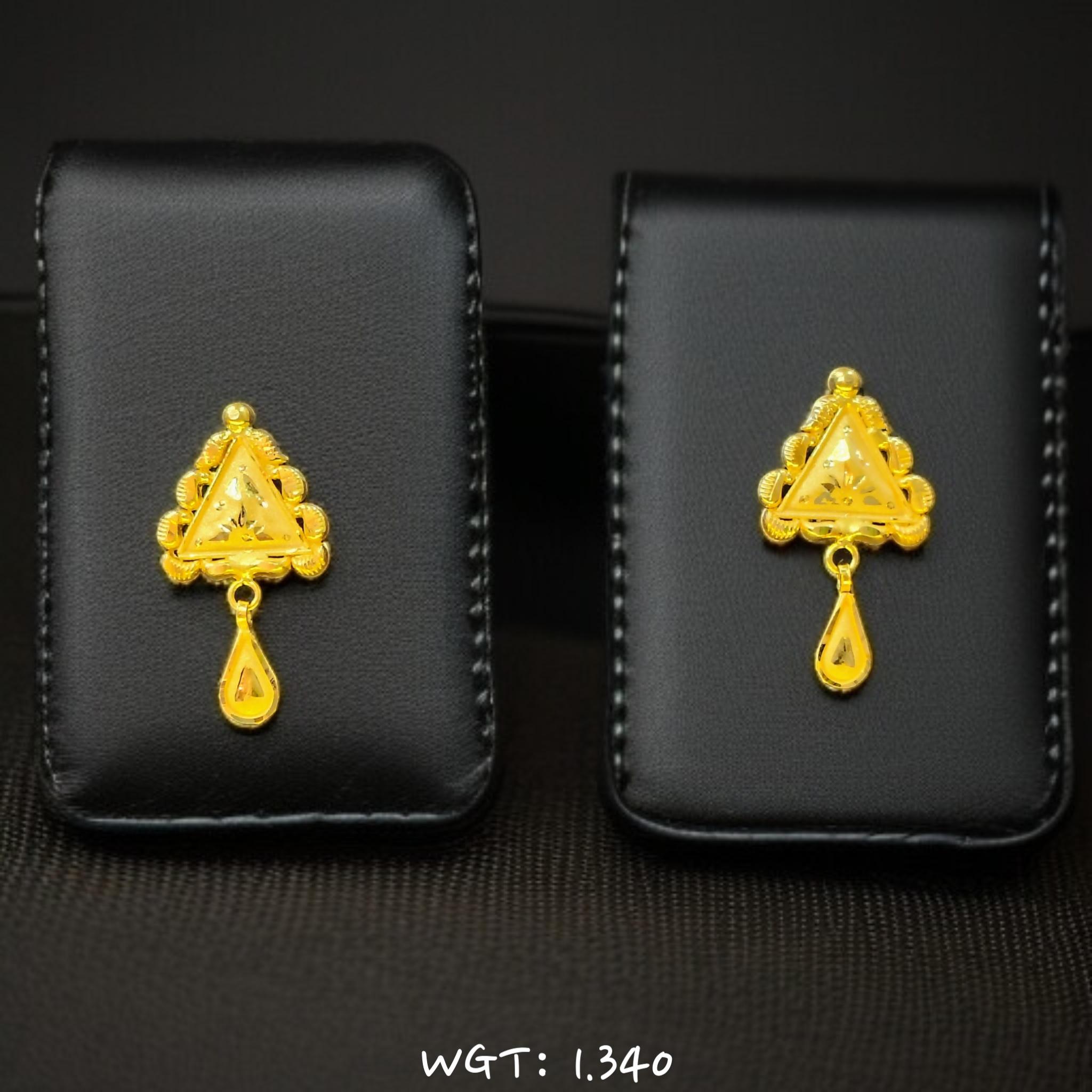 (GSE22) RAJLAXMI WGT: 1.340 GM APPROX HUID HALLMARK 916 22KT GOLD EAR TOPS STUD 1 PAIR FOR REGULAR USE.