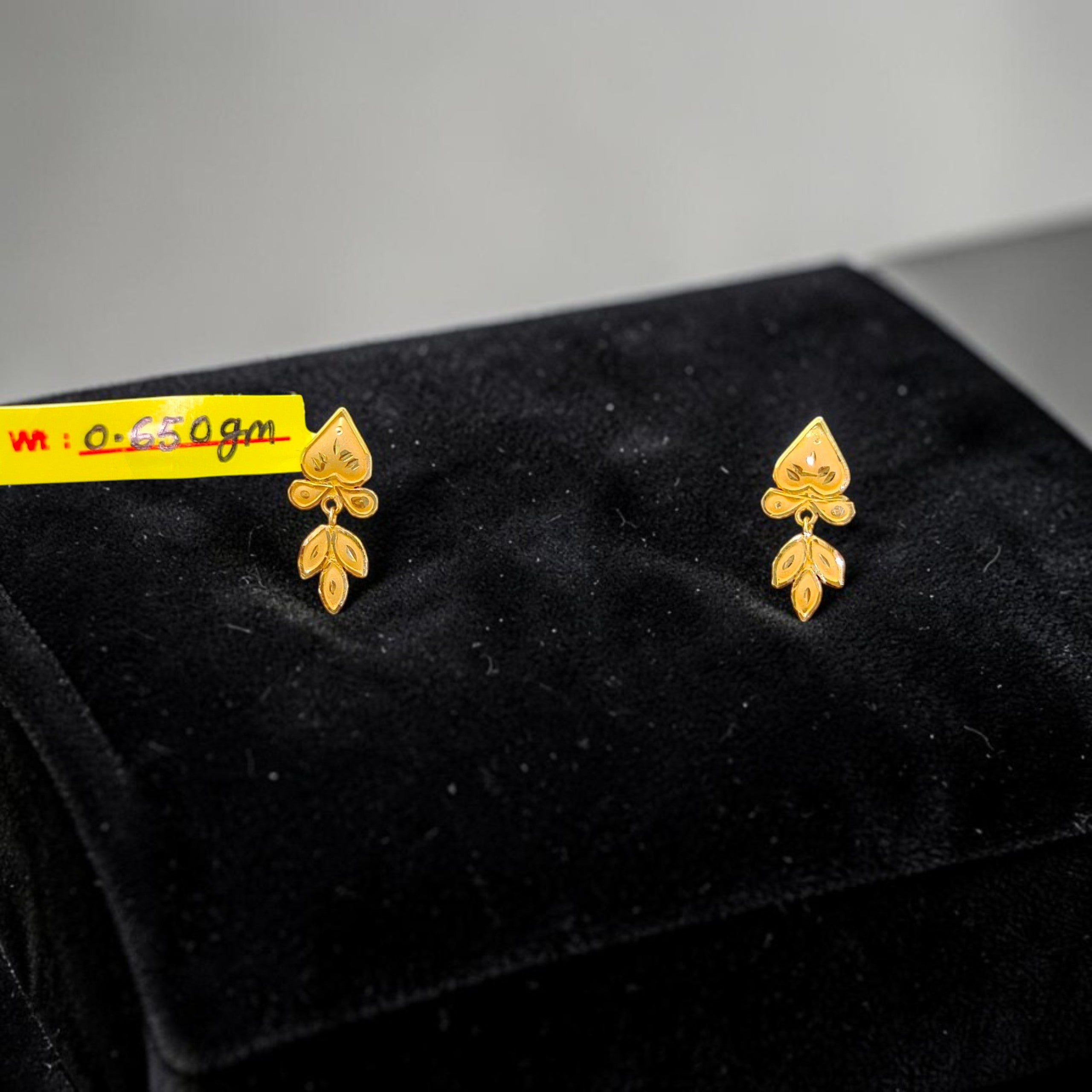 GOLD TOPS- BIS CERTIFIED WGT: 0.650 GM APPROX HUID HALLMARK 916 22KT GOLD TOPS 1 PAIR FOR WOMEN.