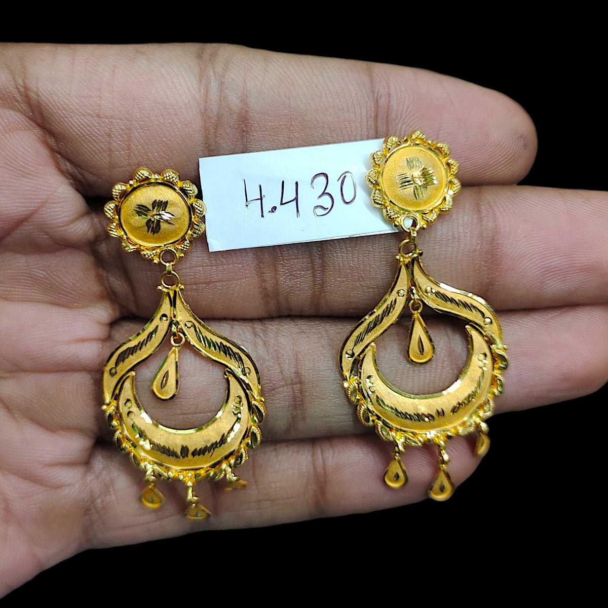 GOLD EARRINGS- (WGT: 4.430 GM APPROX) BIS CERTIFIED HUID HALLMARK 916 22KT GOLD EARRINGS 1 PAIR FOR WOMEN.(D9UBSW)-(L1VWM9)