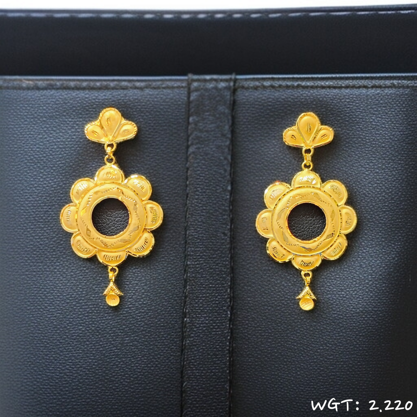 TRJ WGT: 2.220 GM APPROX HUID HALLMARK 22KT GOLD EARRINGS KANBALA 1 PAIR FOR WOMEN.