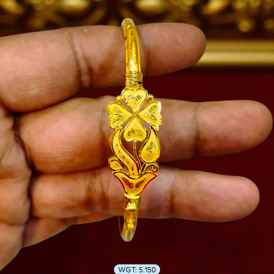TRJ (SIZE: 26) WGT: 5.150 GM APPROX 22KT HUID HALLMARK GOLD HALF COVERING NOA BANGLES 1 PIECE.
