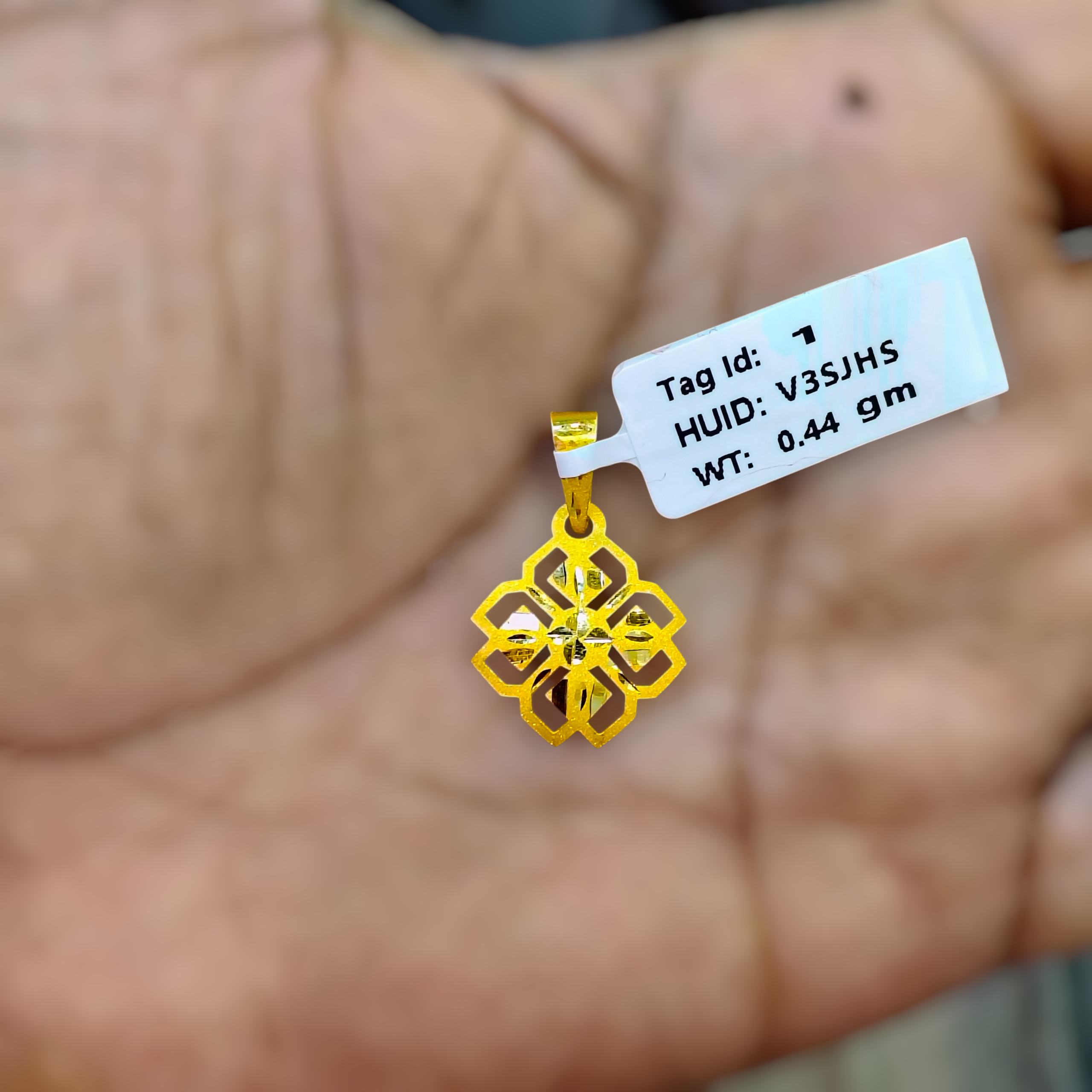 (GLC22) LOCKET WGT: 0.440 GM APPROX BIS CERTIFIED HUID HALLMARK 916 22KT GOLD LOCKET 1 PIECE FOR UNISEX. (CHAIN NOT INCLUDED).