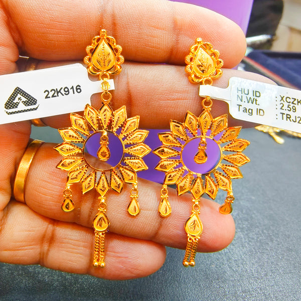 BIS CERTIFIED WGT: 5.190 GM APPROX HUID HALLMARK 916 22KT GOLD EARRINGS 1 PAIR FOR WOMEN.