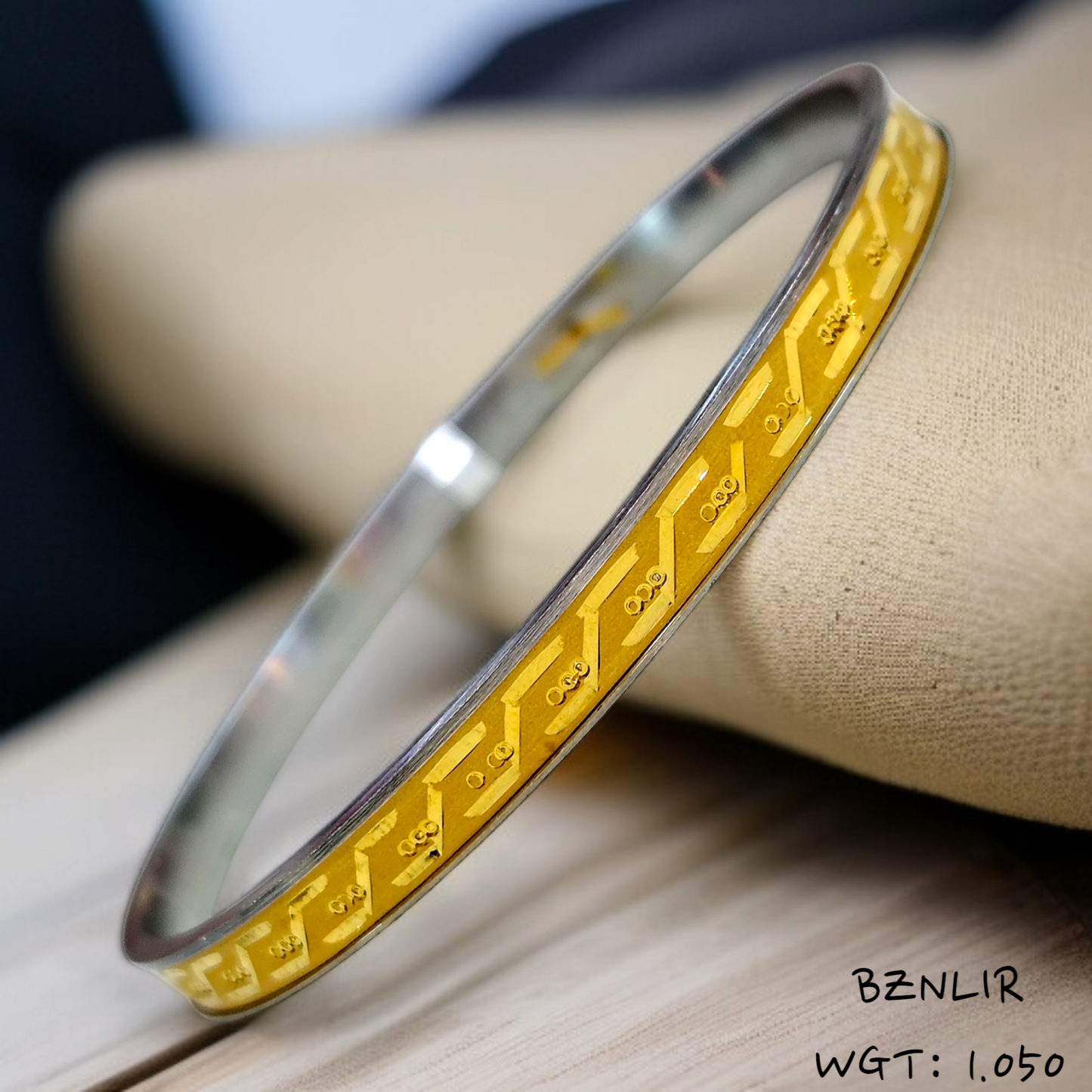 TRJ D- BZNLIR (SIZE: 25) WGT: 1.050 GM APPROX 22KT HUID HALLMARK GOLD NOA BANGLES (LAZER CHILA) 1 PIECE.
