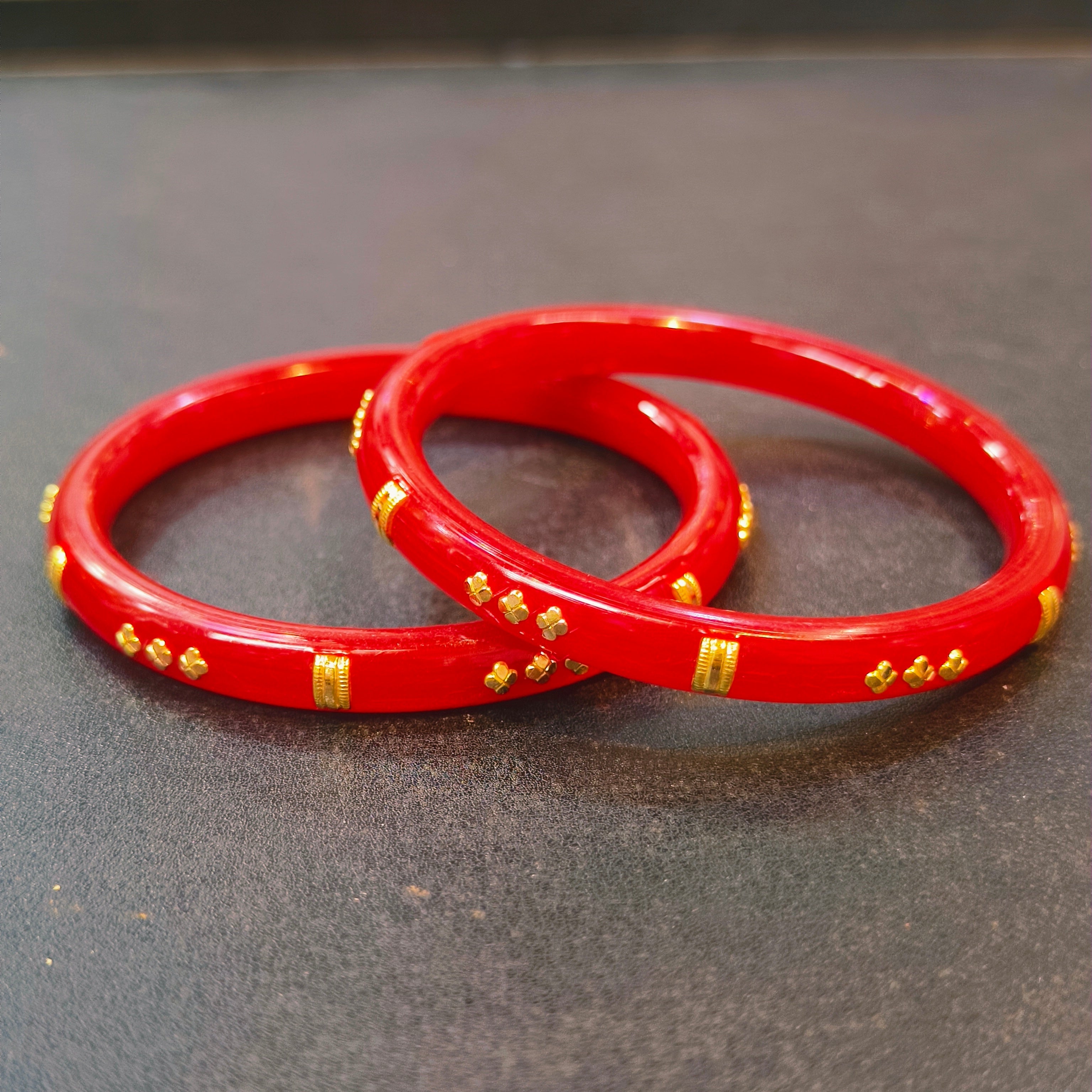 RED MINI R2 KDM GOLD PASTING POLA BADHANO 1 PAIR FOR REGULAR USE APPROX WGT: 0.900 GM (NOTE: DEDUCTION OF WGT: 0.200 GM WHEN EXCHANGED WITH ANY JEWELLERY FOR LIFETIME)