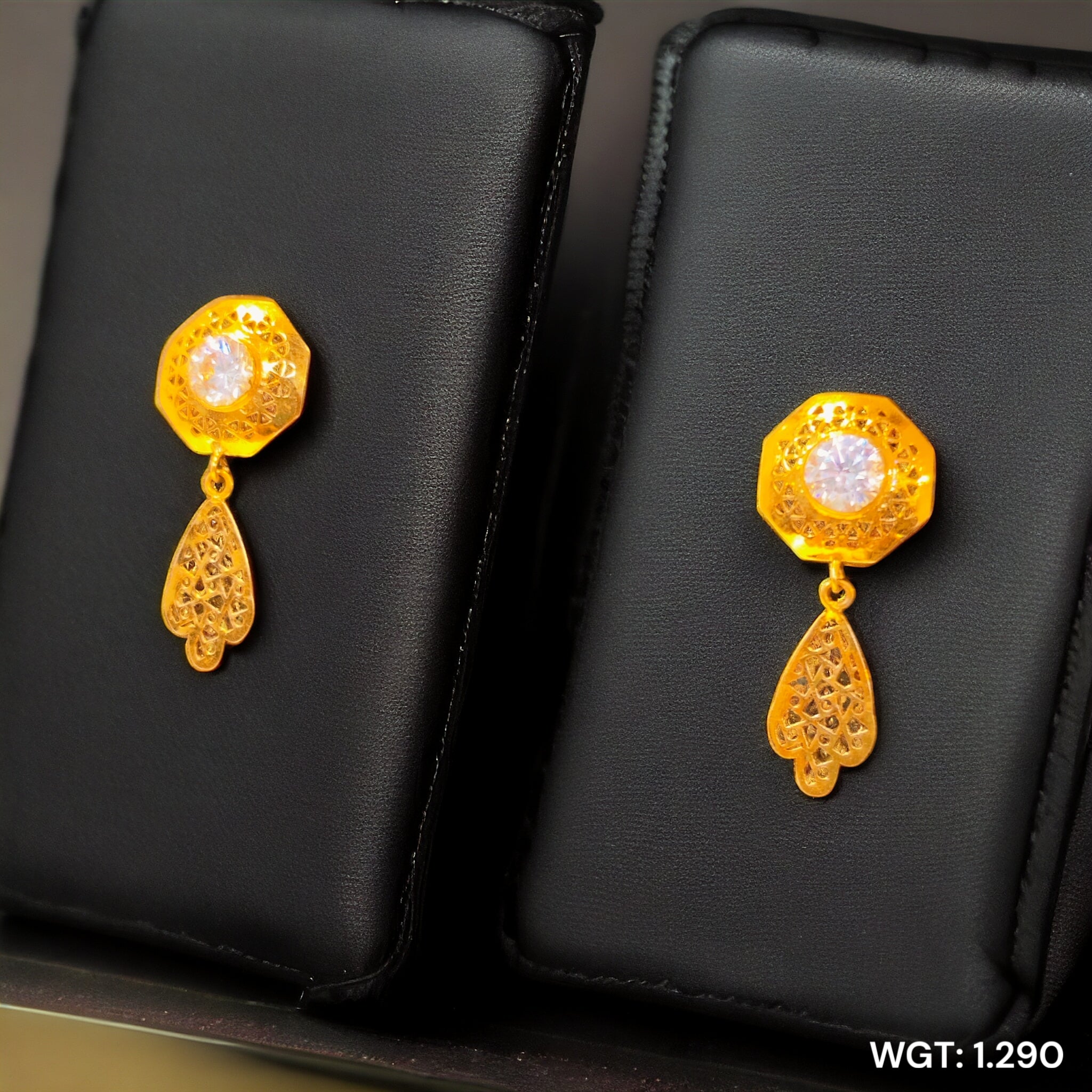 (GPT) RAJLAXMI (WGT: 1.290 GM APPROX) HALLMARK 18KT GOLD EAR TOPS STUD 1 PAIR FOR REGULAR USE.