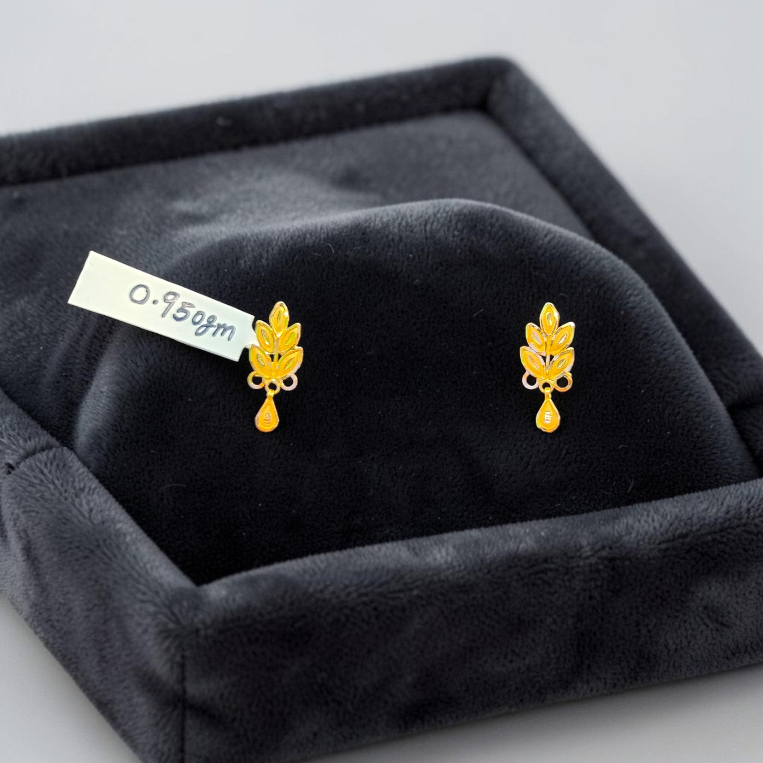 GOLD TOPS- BIS CERTIFIED WGT: 0.950 GM APPROX HUID HALLMARK 916 22KT GOLD TOPS 1 PAIR FOR WOMEN.