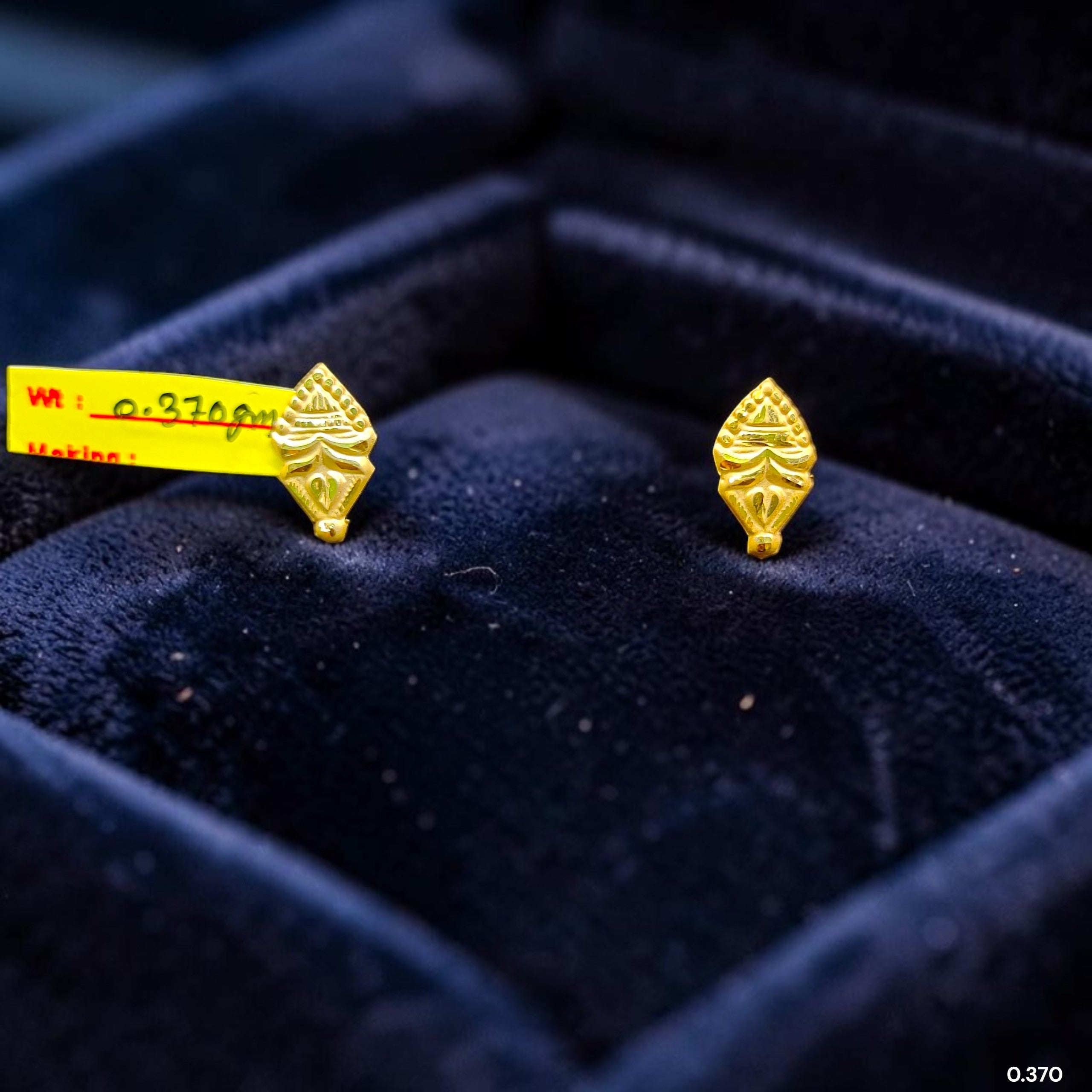 GOLD TOPS- BIS CERTIFIED (WGT: 0.370 GM APPROX) HUID HALLMARK 375 9KT GOLD TOPS 1 PAIR BEST FOR MARRIAGE GIFT.
