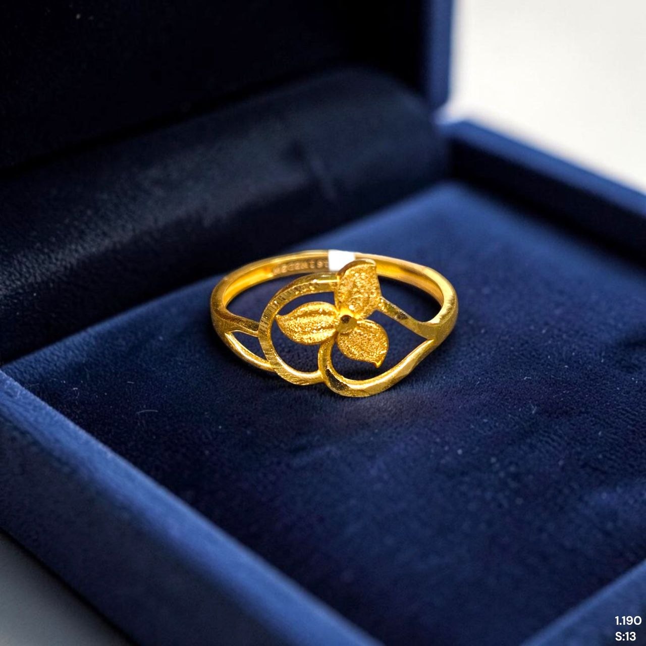 LADIES RING- (SIZE: 13) WGT: 1.190 GM APPROX BIS CERTIFIED HUID HALLMARK 916 22KT GOLD RING FOR WOMEN 1 PIECE.