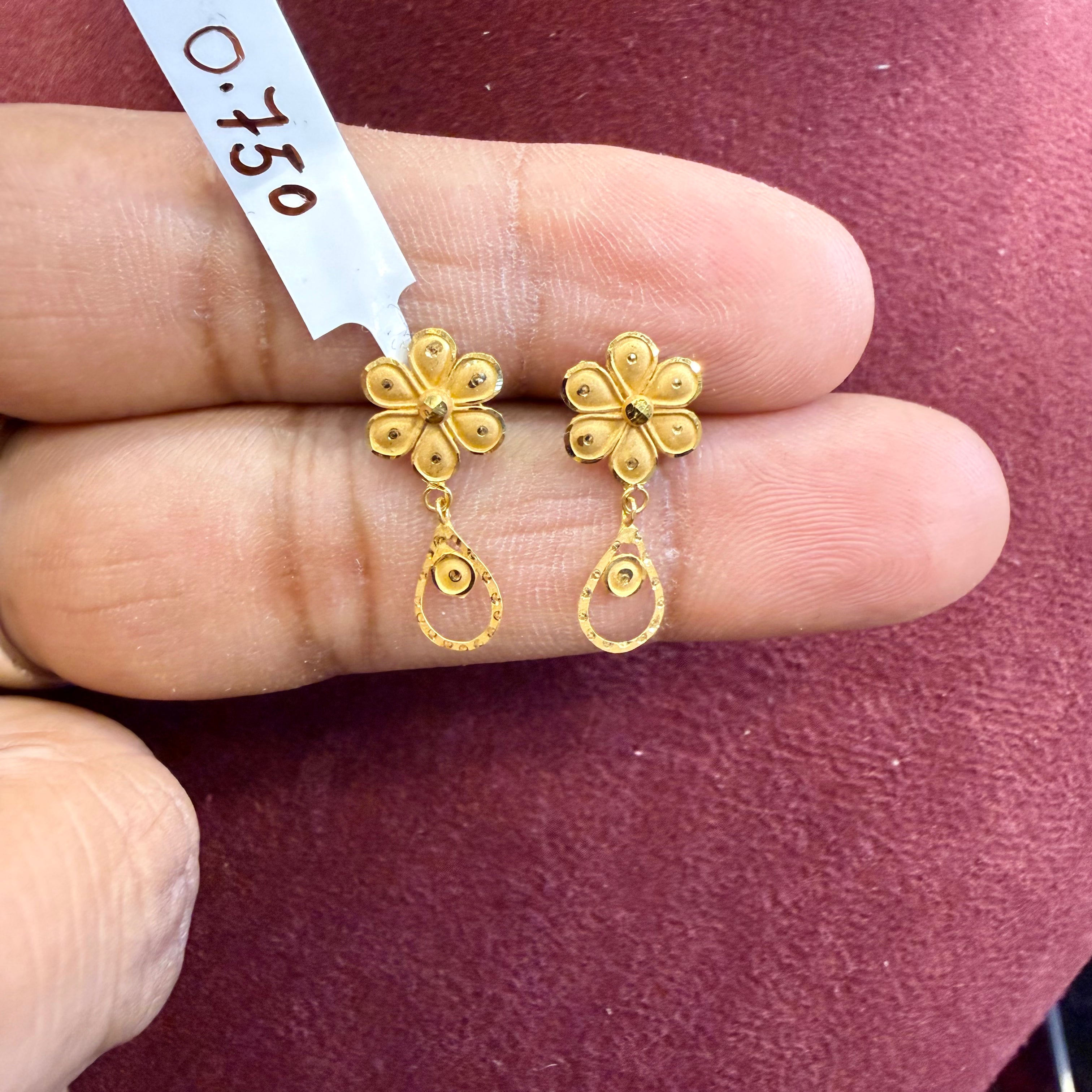 STUD EARRING- BIS CERTIFIED WGT: 0.750 GM APPROX HUID HALLMARK 916 22KT GOLD STUD EARRINGS 1 PAIR FOR WOMEN.