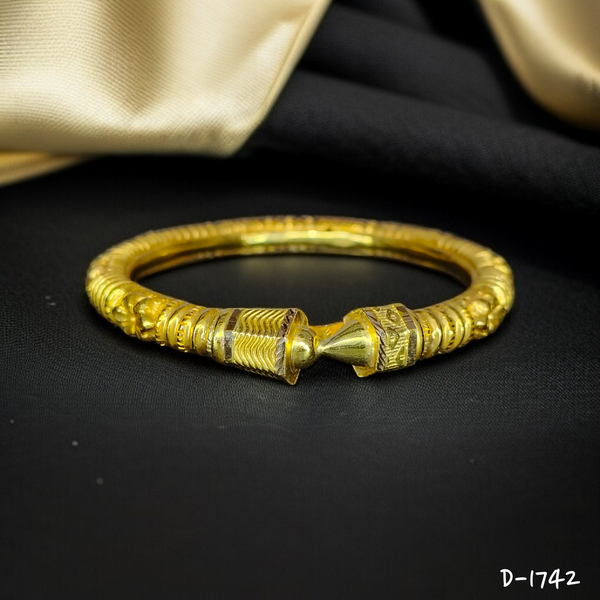 TRJ (SIZE: 26) HALLMARK 22KT GOLD COVERING BALA 1 PIECE APPROX WGT: 3.070 GM WITH XRF BARCODE PURITY CARD FOR WOMEN - (BILL & CARD MANDATORY- FOR EXCHANGE LIFETIME IN STORE ONLY).
