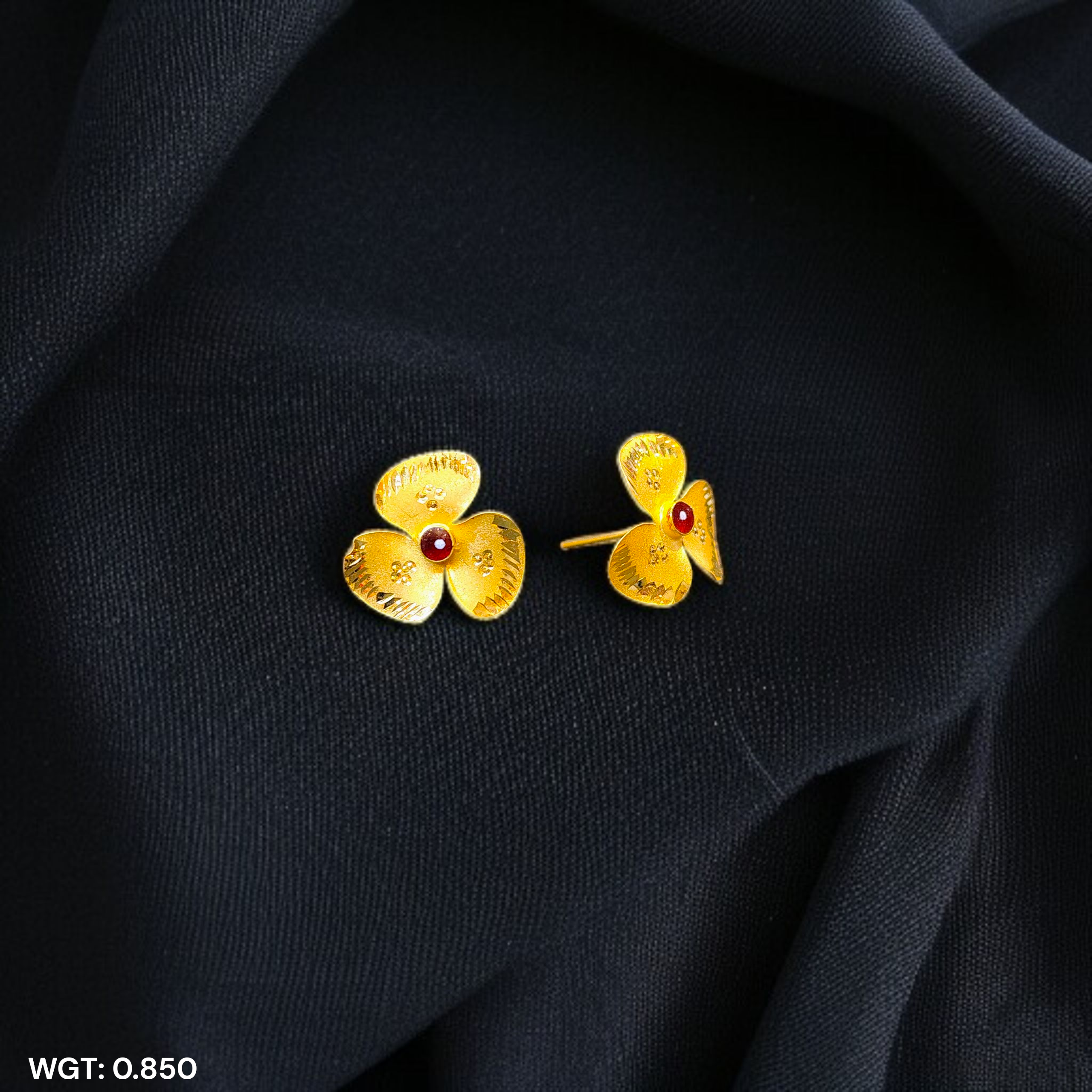 (GSE22) BIS CERTIFIED WGT: 0.850 GM APPROX HUID HALLMARK 916 22KT GOLD TOPS 1 PAIR FOR WOMEN.