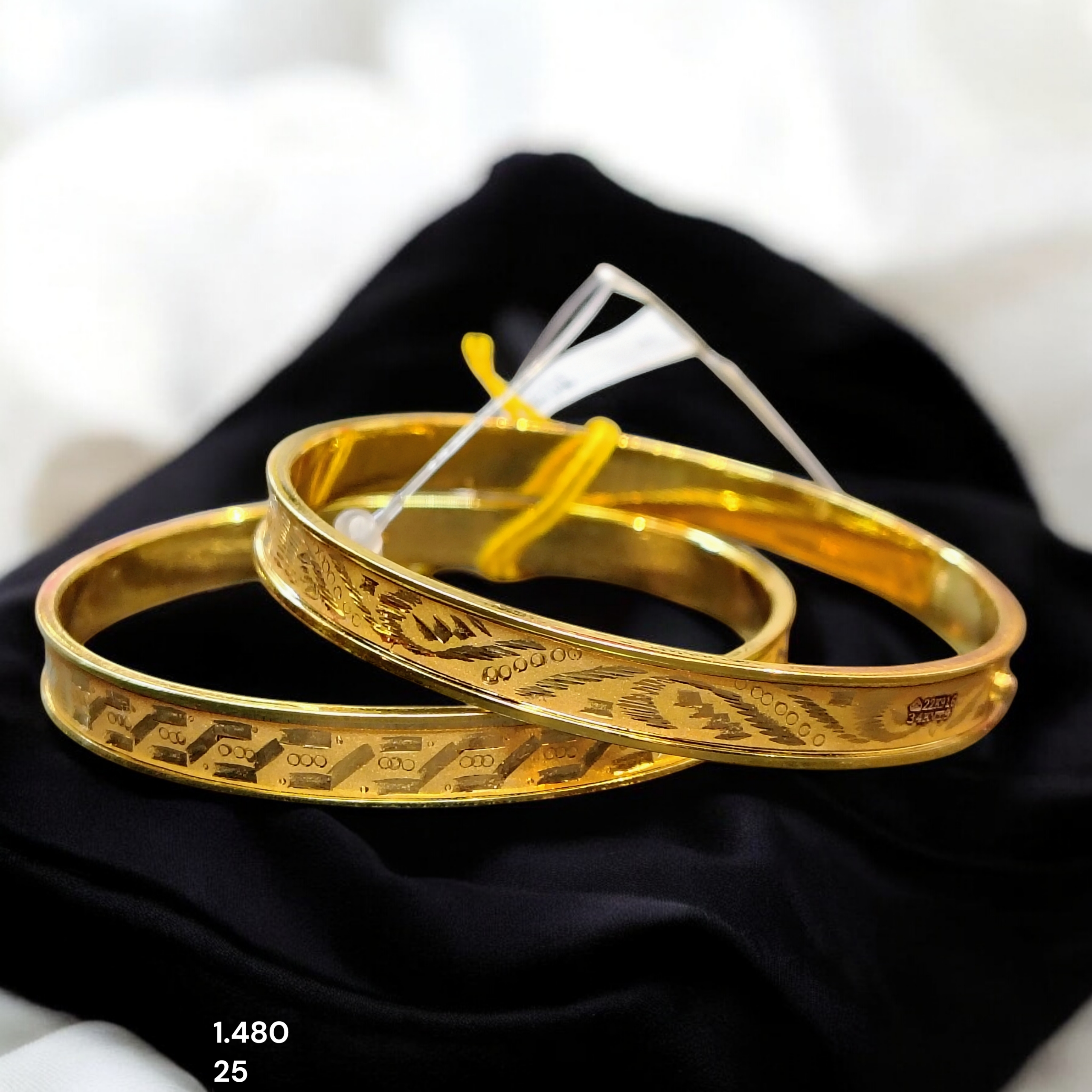 (GSN22) TRJ WGT: 1.480 GM APPROX (SIZE-25) 22KT HUID HALLMARK GOLD CHILA SOCKET CHURI 1 PAIR.