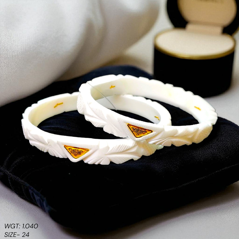 GSB22K- (SIZE: 24) WGT: 1.040 GM APPROX HUID HALLMARK 22KT GOLD SAKHA BADHANO BANGLES 1 PAIR DESIGN FOR REGULAR USE.