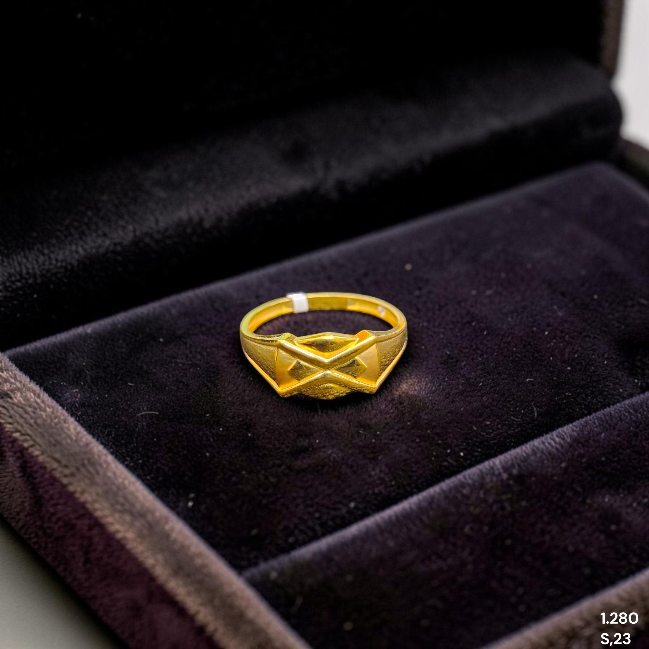 GENTS RING- TRJ (SIZE:23) WGT: 1.280 GM APPROX BIS CERTIFIED HUID HALLMARK 375 9KT GOLD FINGER RING FOR MEN 1 PIECE.