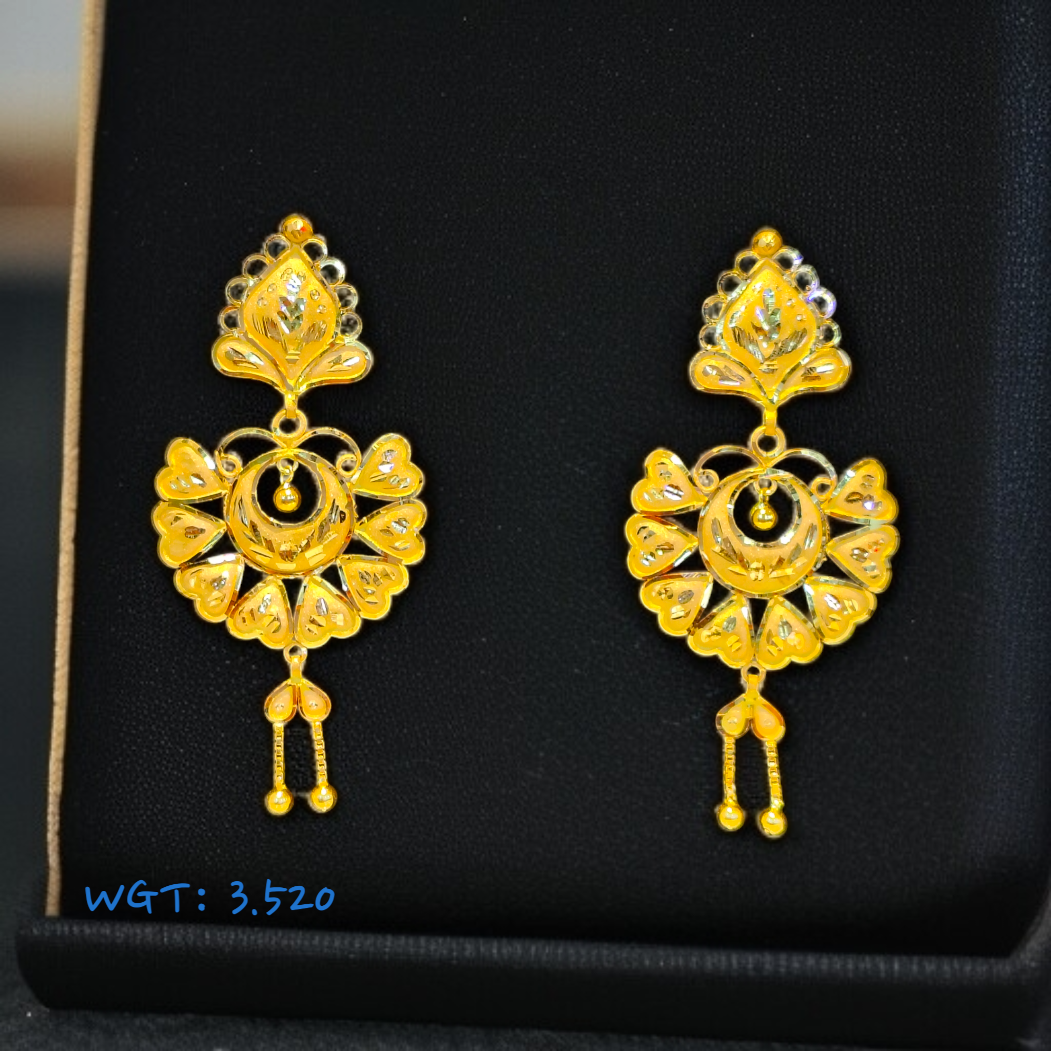 (GEK) TRJ WGT: 3.520 GM APPROX HUID HALLMARK 22KT GOLD EARRINGS KANBALA 1 PAIR FOR WOMEN.