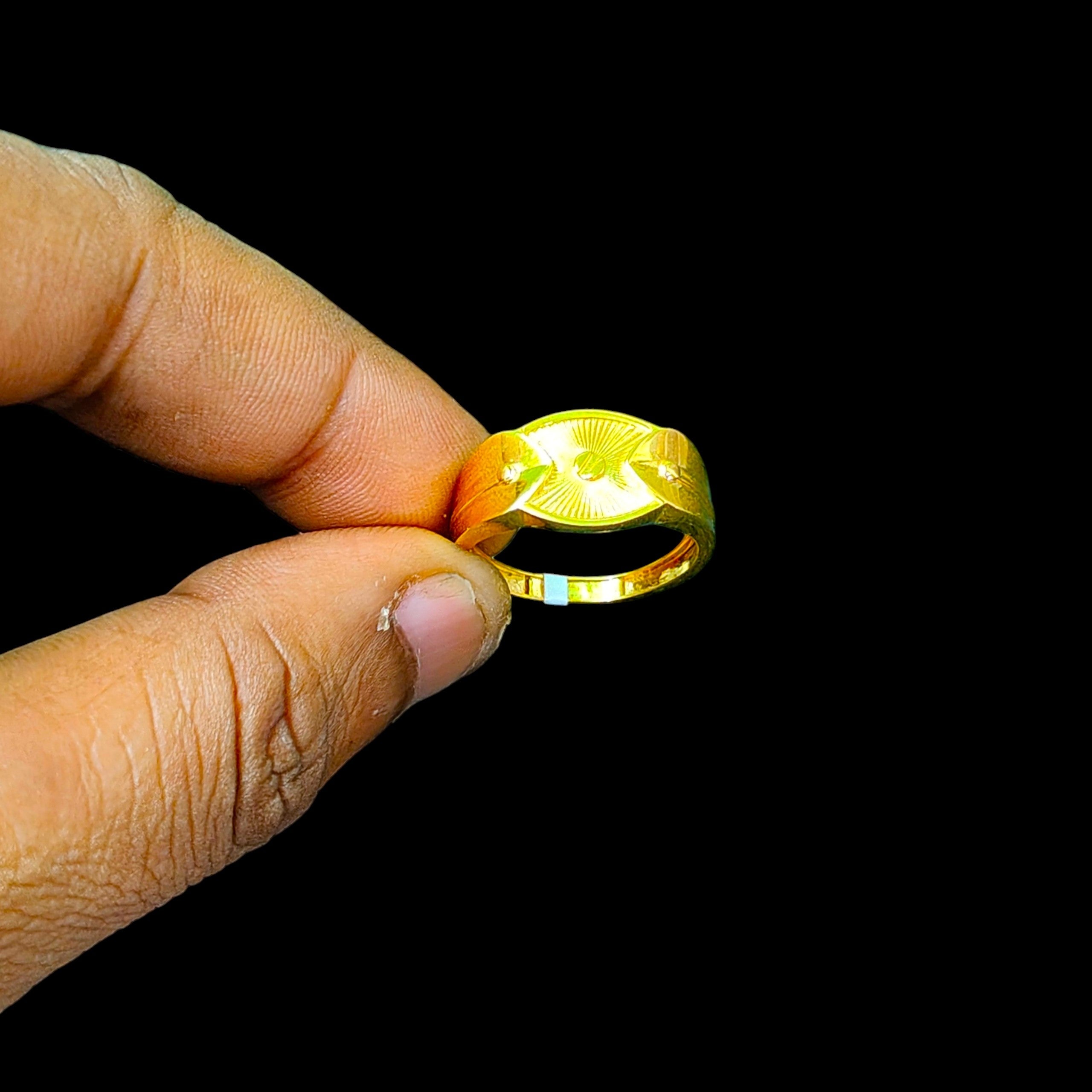 GENTS RING- TRJ (SIZE:18) WGT: 1.330 GM APPROX BIS CERTIFIED HUID HALLMARK 375 9KT GOLD FINGER RING FOR MEN 1 PIECE.