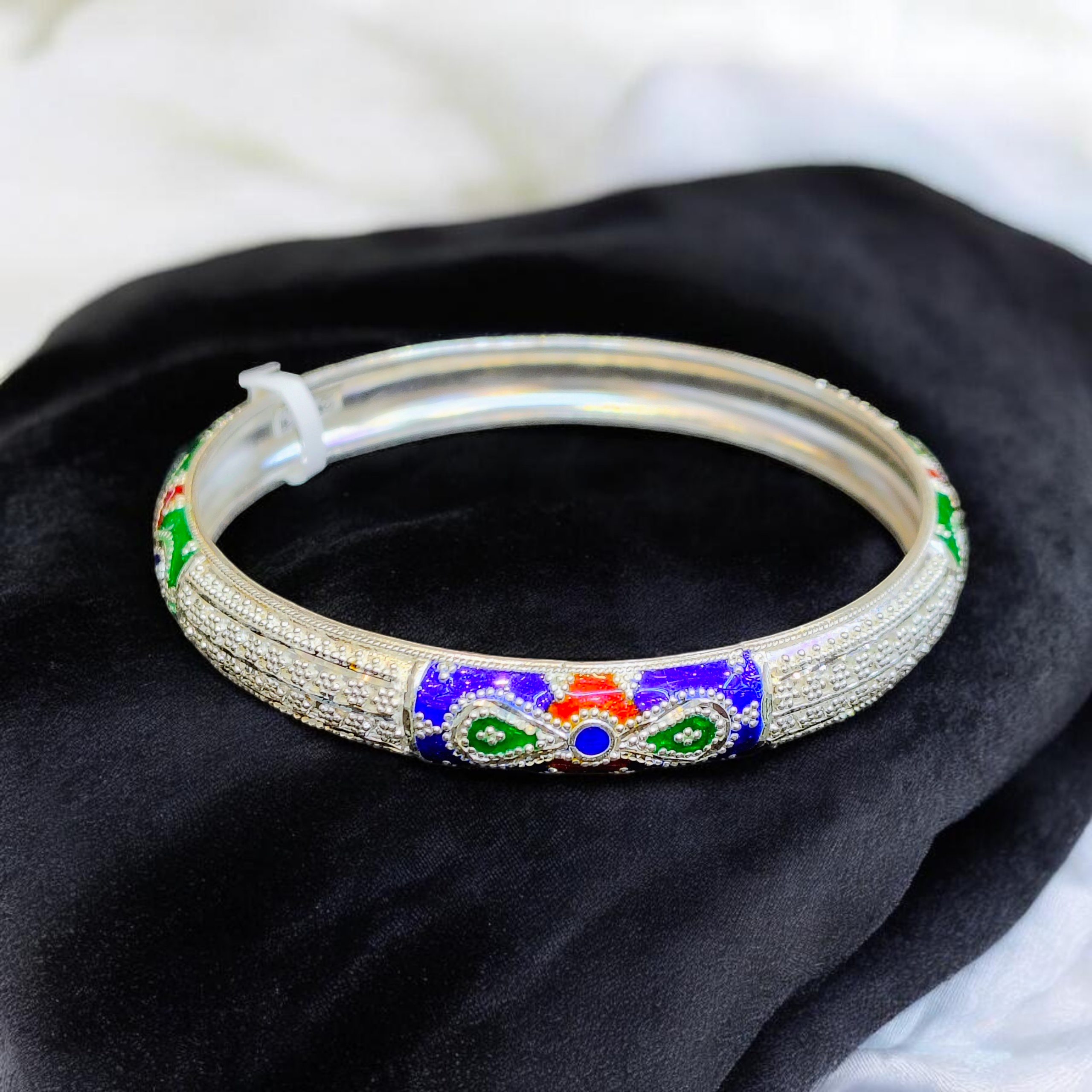 LUXURY SILVER BAUTI- (SIZE 26) CERTIFIED BIS HALLMARK 925 SILVER BAUTI (MANIPUR DESIGN) APPROX WGT: 17.300 GM (1 PIECE) FOR REGULAR USE FOR WOMEN.