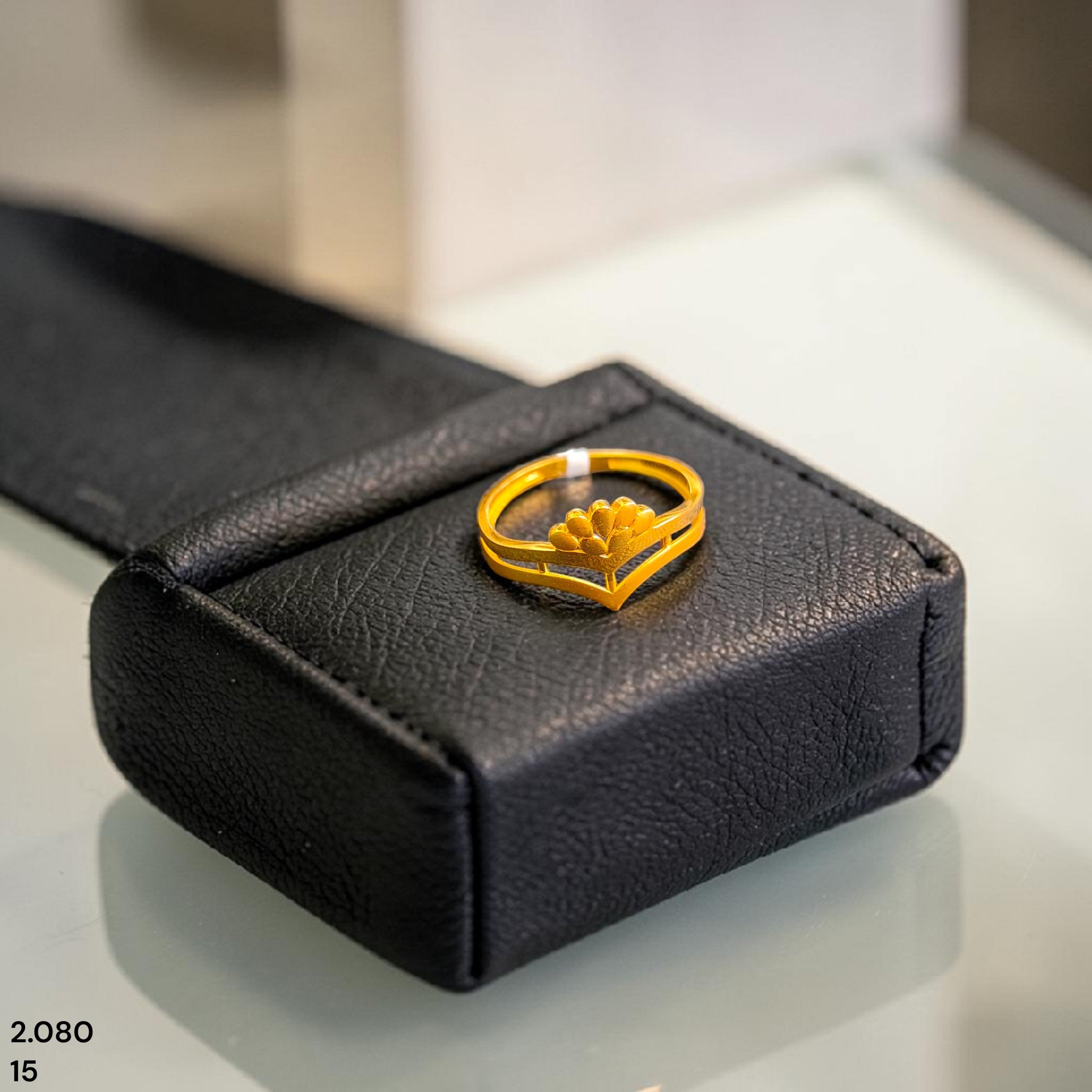 LADIES RING- (SIZE: 15) WGT: 2.080 GM APPROX 22KT HUID HALLMARK GOLD RING FOR WOMEN 1 PIECE.