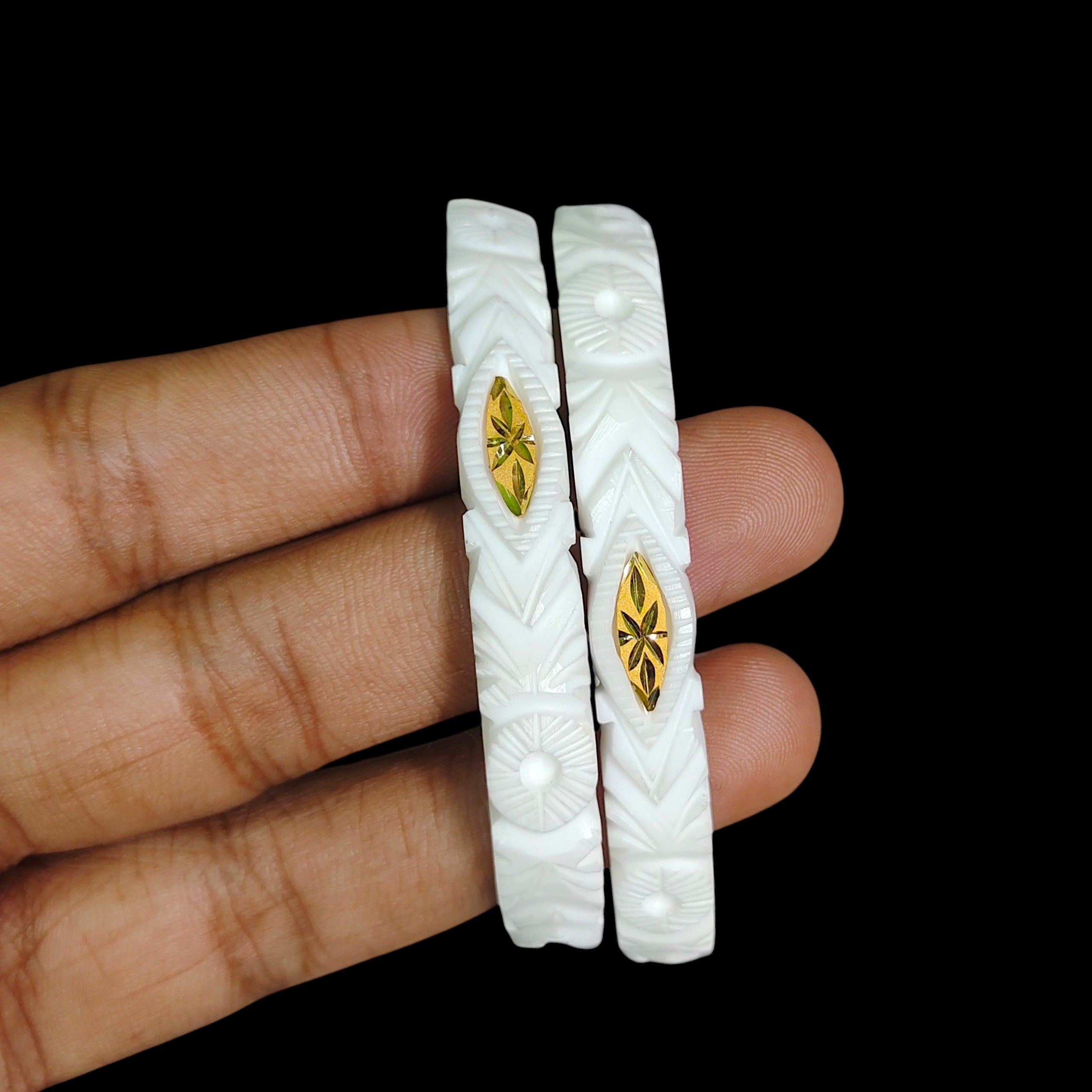 GSB22K- SIZE:26 (WGT: 1.360 GM APPROX) BIS CERTIFIED HUID HALLMARK 22KT GOLD SAKHA BADHANO 1 PAIR FOR WOMEN FOR REGULAR USE.