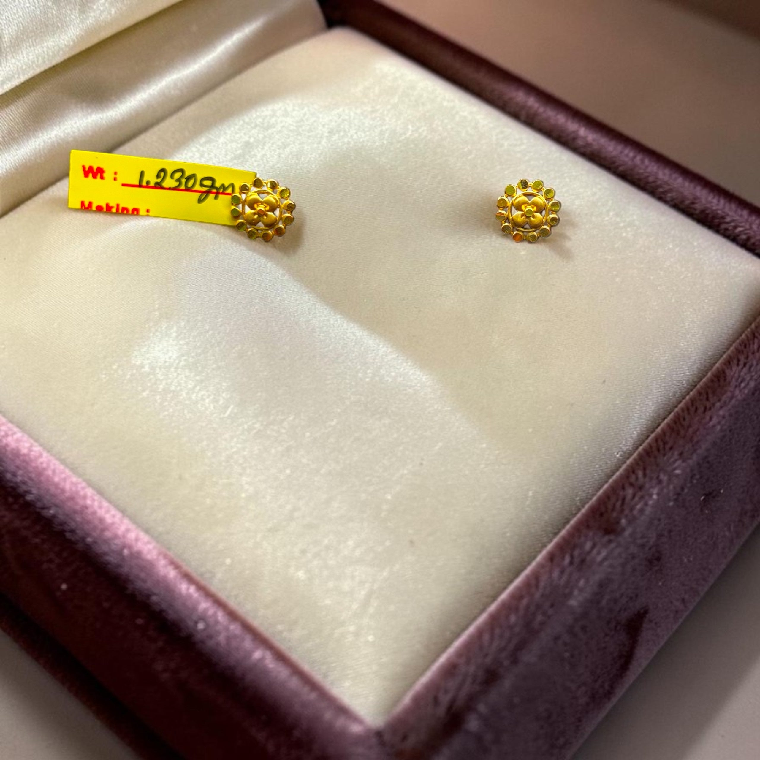 GOLD TOPS- BIS CERTIFIED (WGT: 1.230 GM APPROX) HUID HALLMARK 375 9KT GOLD TOPS 1 PAIR BEST FOR MARRIAGE GIFT.