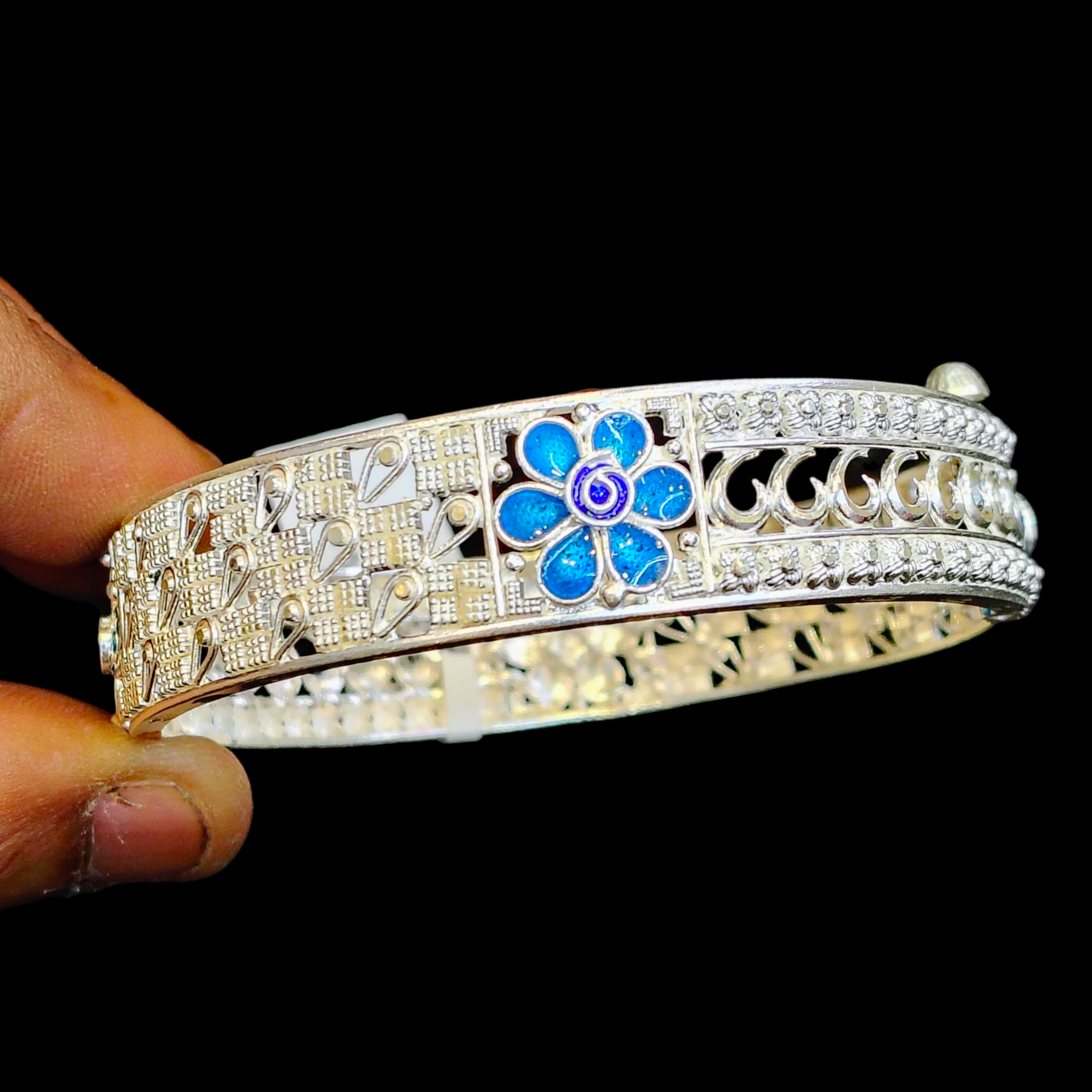 LUXURY SILVER CHUR- (SIZE 27 KHILEN) CERTIFIED BIS HALLMARK 925 SILVER CHUR (MANIPUR DESIGN) APPROX WGT: 24.800 GM (1 PIECE) FOR REGULAR USE FOR WOMEN.