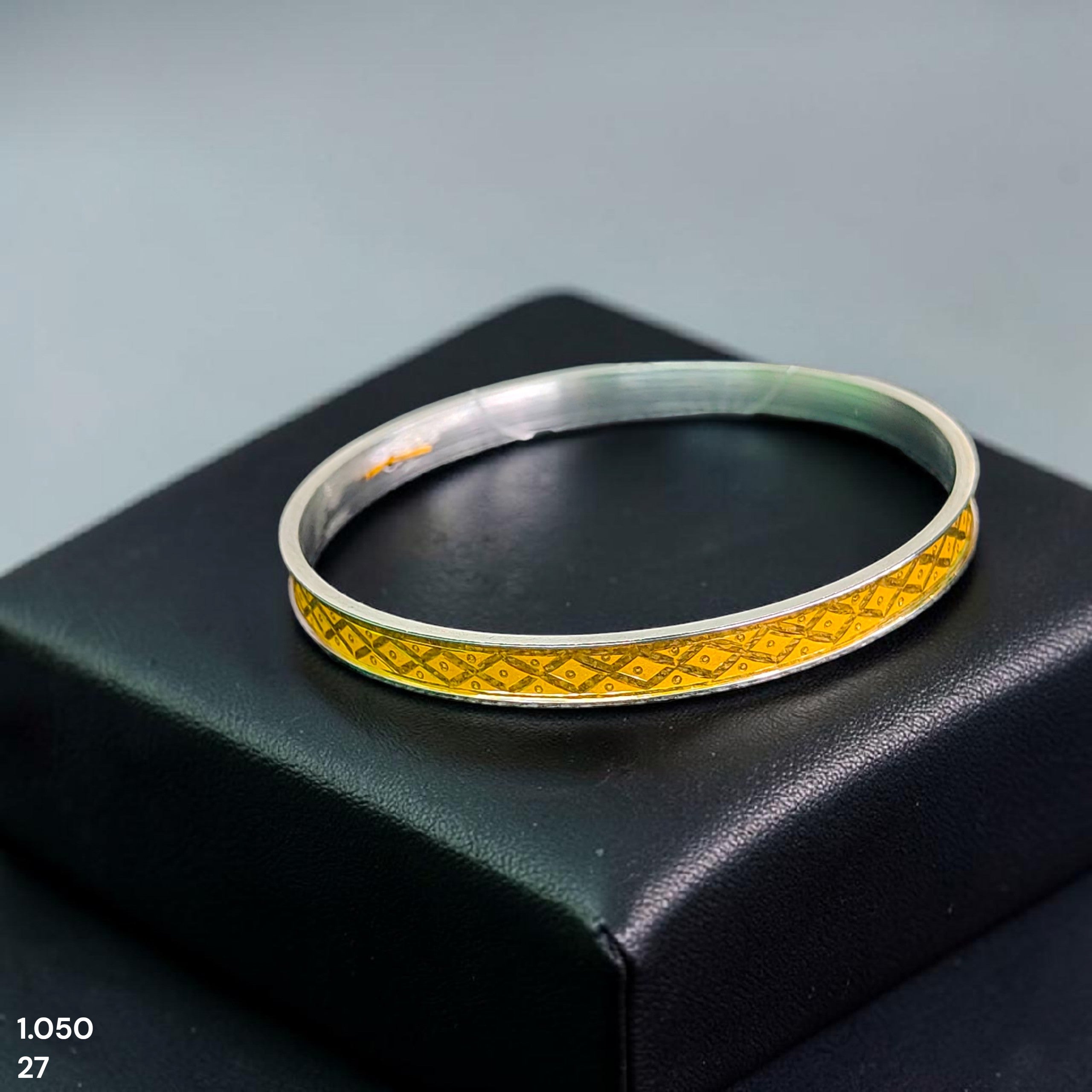 GOLD CHURI NOA- (SIZE: 27) WGT: 1.050 GM APPROX 22KT HUID HALLMARK GOLD NOA BANGLES 1 PIECE.