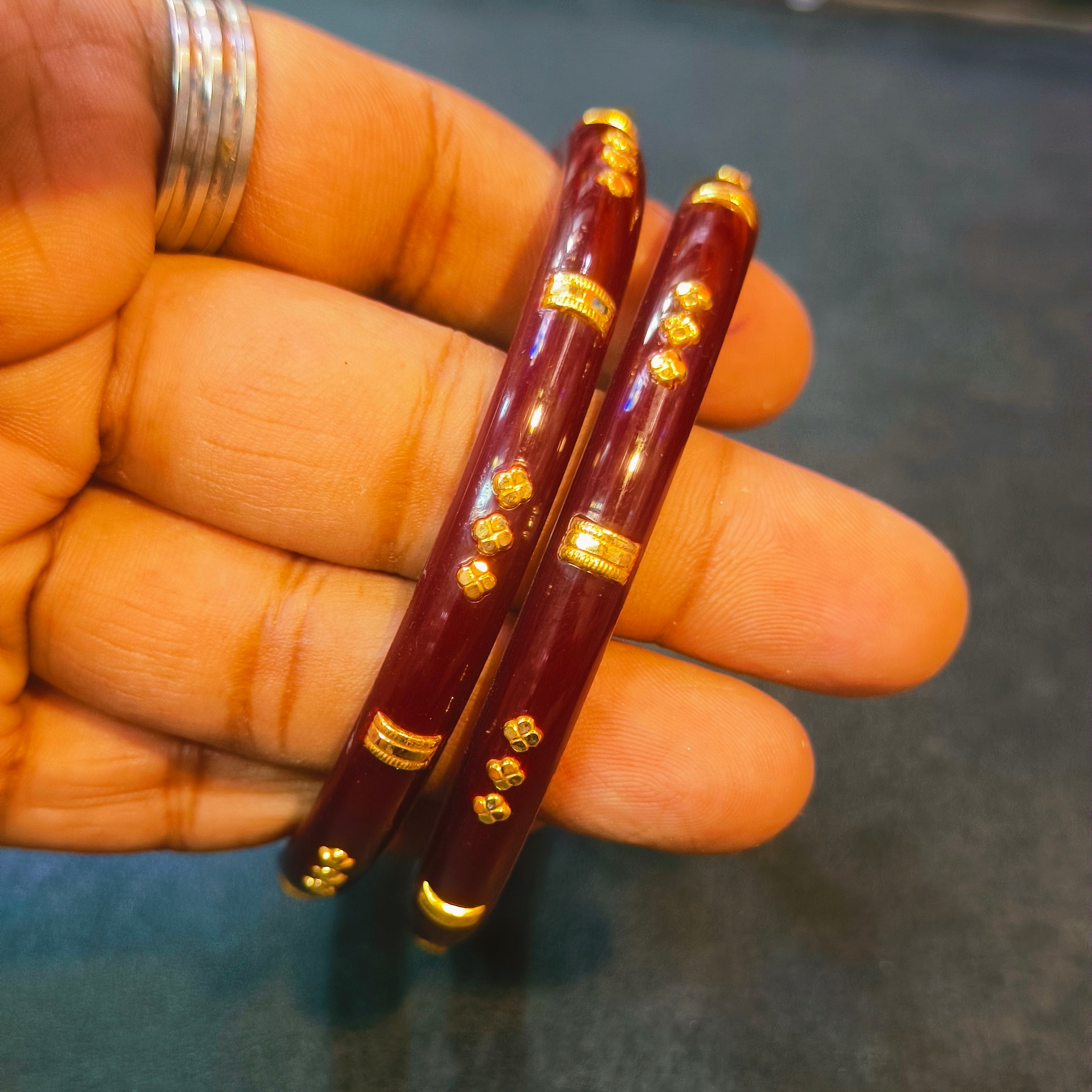 COFFEE MINI R2 KDM GOLD PASTING POLA BADHANO 1 PAIR FOR REGULAR USE APPROX WGT: 0.900 GM (NOTE: DEDUCTION OF WGT: 0.200 GM WHEN EXCHANGED WITH ANY JEWELLERY FOR LIFETIME)