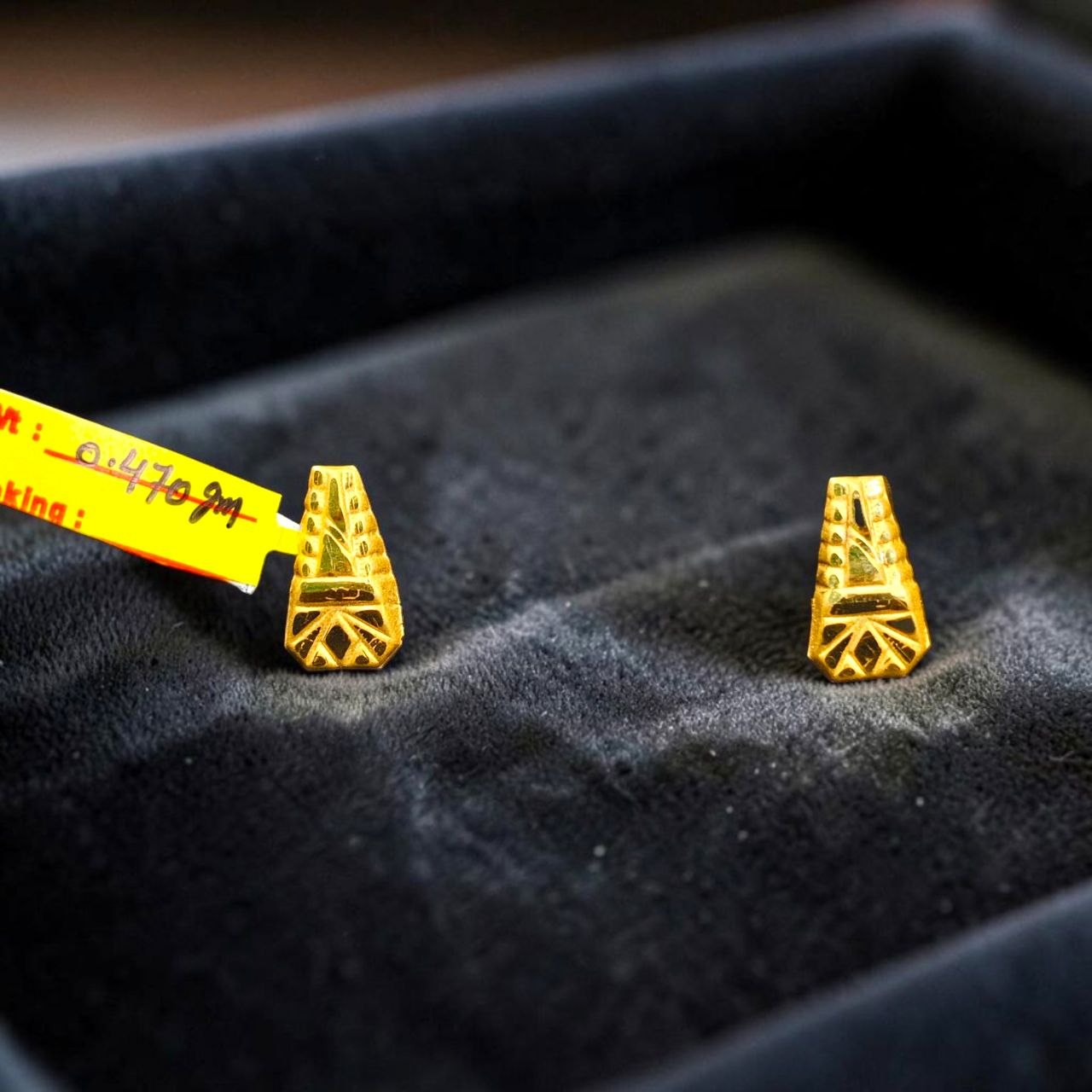 GOLD TOPS- BIS CERTIFIED (WGT: 0.470 GM APPROX) HUID HALLMARK 375 9KT GOLD TOPS 1 PAIR BEST FOR MARRIAGE GIFT.