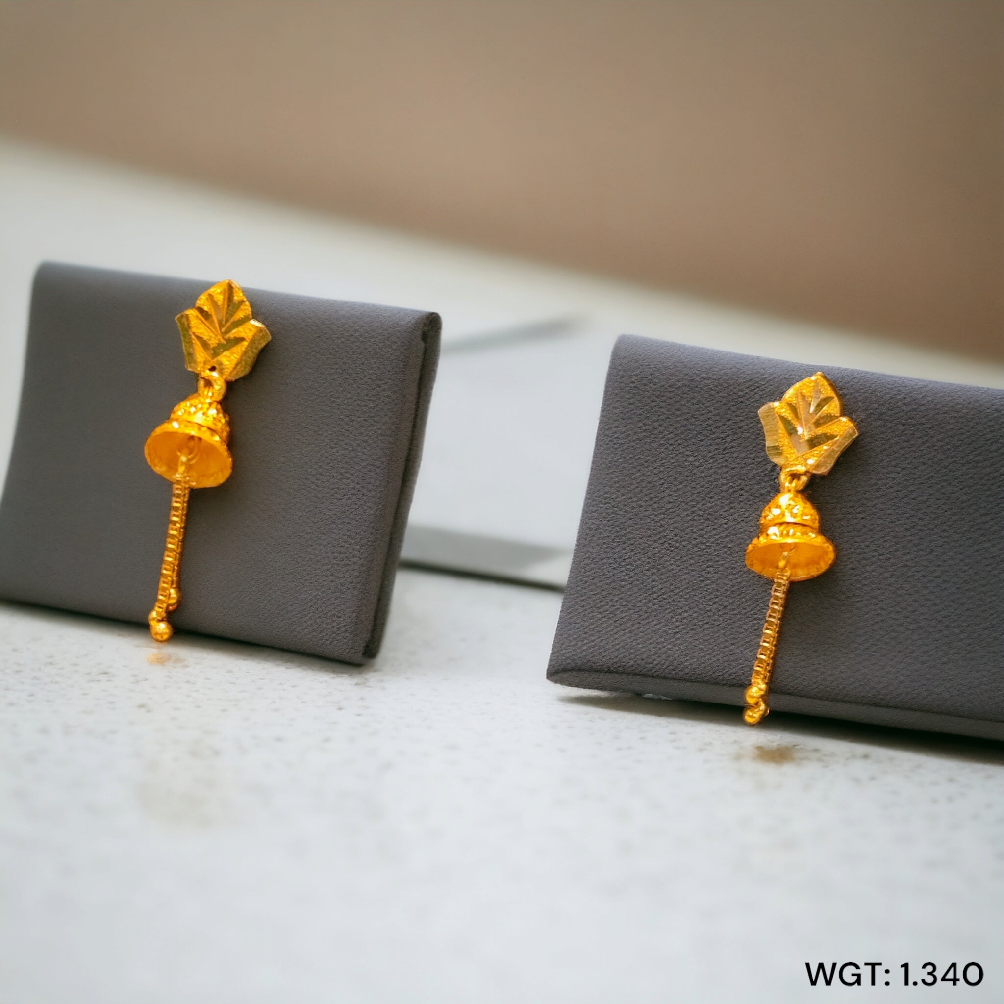 (GPT) RAJLAXMI (WGT: 1.340 GM APPROX) HALLMARK 18KT GOLD EAR TOPS STUD 1 PAIR FOR REGULAR USE.