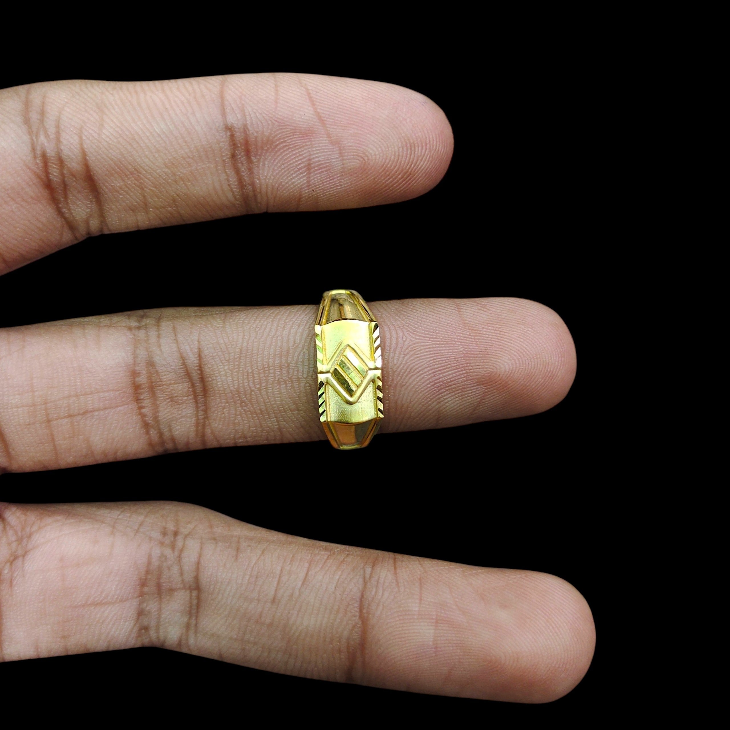GENTS RING- TRJ (SIZE:20) WGT: 1.550 GM APPROX BIS CERTIFIED HUID HALLMARK 375 9KT GOLD FINGER RING FOR MEN 1 PIECE.
