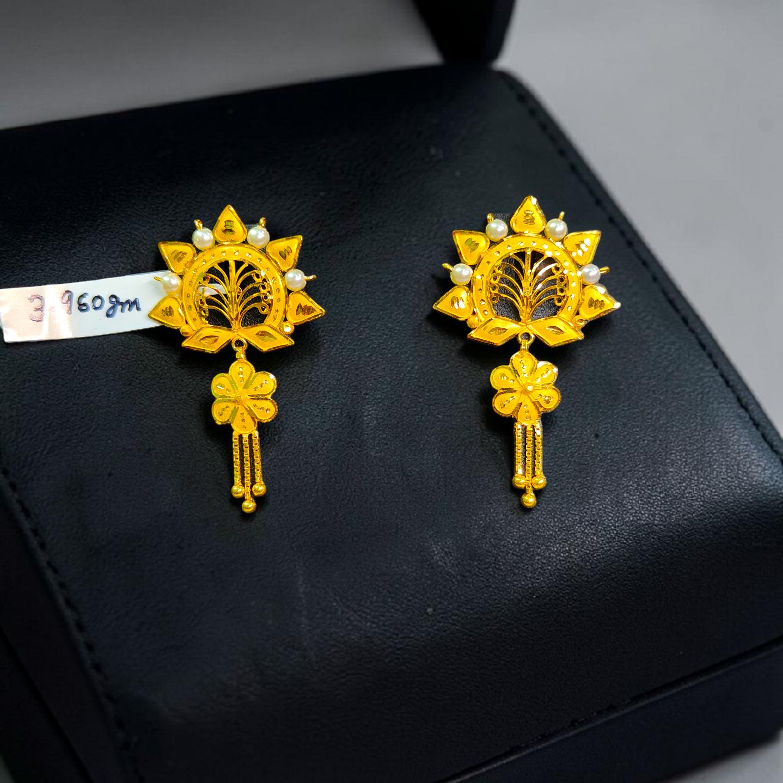 GOLD EARRINGS- BIS CERTIFIED WGT: 3.960 GM APPROX HUID HALLMARK 916 22KT GOLD EARRINGS 1 PAIR FOR WOMEN.