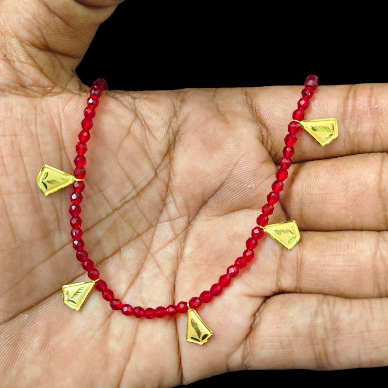GOLD MOTI HAR- WGT: 0.680 GM APPROX HUID HALLMARK 22KT GOLD MOTI SELIHAR 1 PIECE WITH CRYSTAL CHAIN.