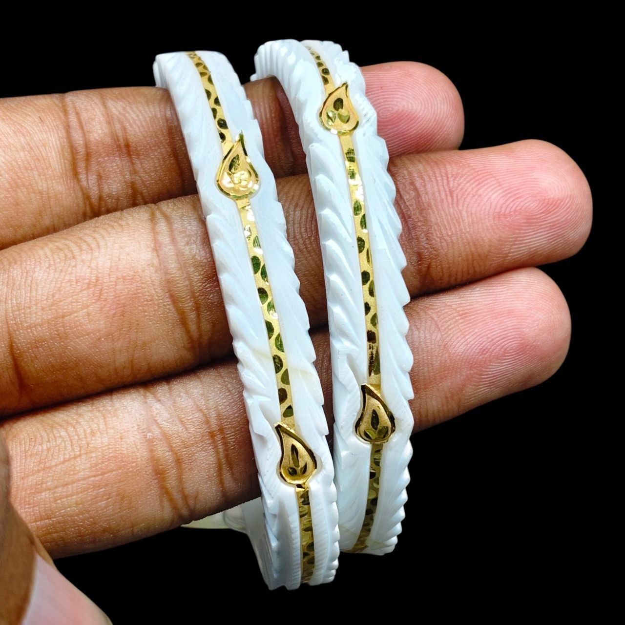 GSB9K- SIZE:25 (WGT: 1.140 GM APPROX) BIS CERTIFIED HUID HALLMARK 375 9KT GOLD SAKHA BADHANO 1 PAIR FOR WOMEN (CHILA PATH DESIGN) NOT FOR REGULAR USE. (99HFUE)-(G6UC9P)