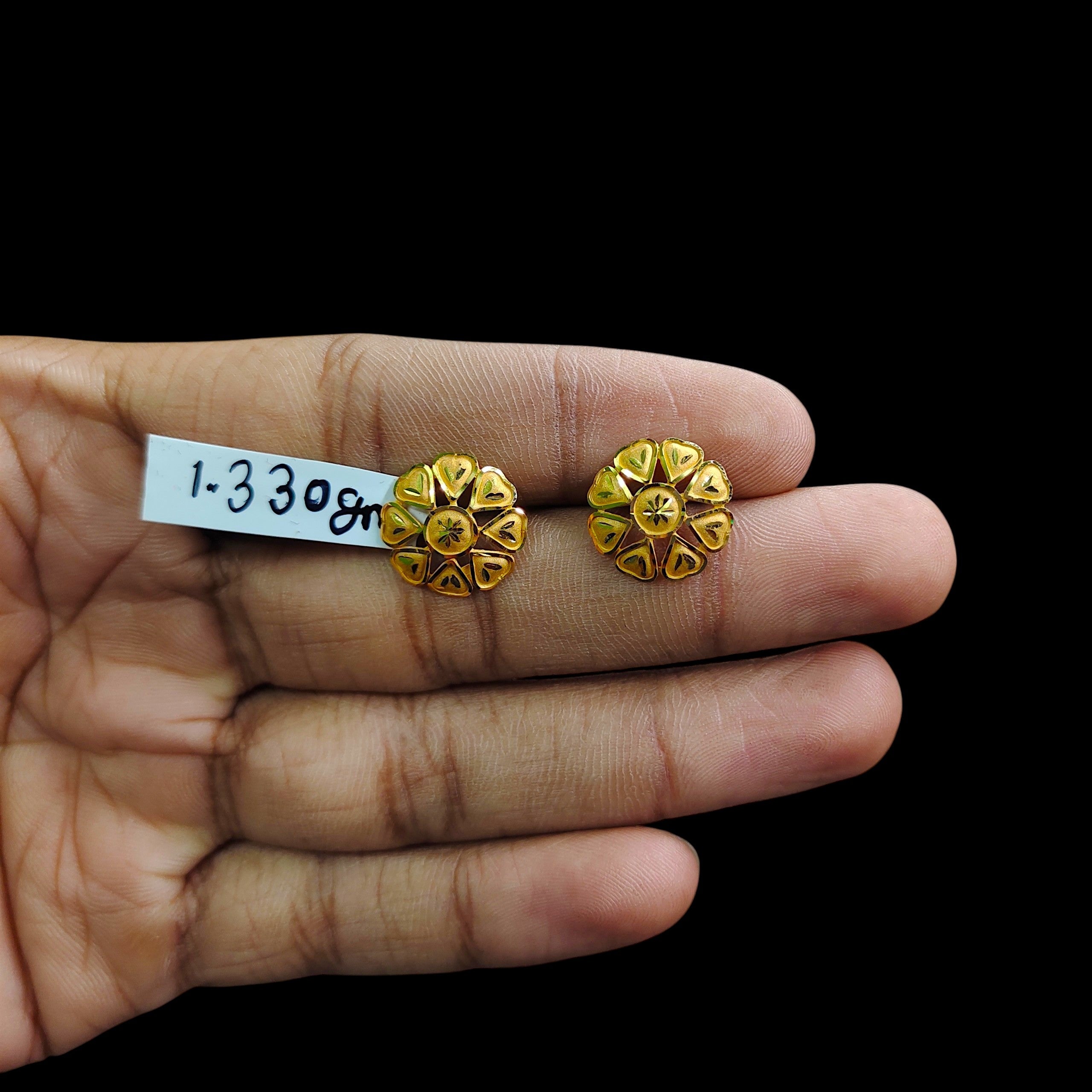 GOLD TOPS- BIS CERTIFIED WGT: 1.330 GM APPROX HUID HALLMARK 916 22KT GOLD TOPS 1 PAIR FOR WOMEN.