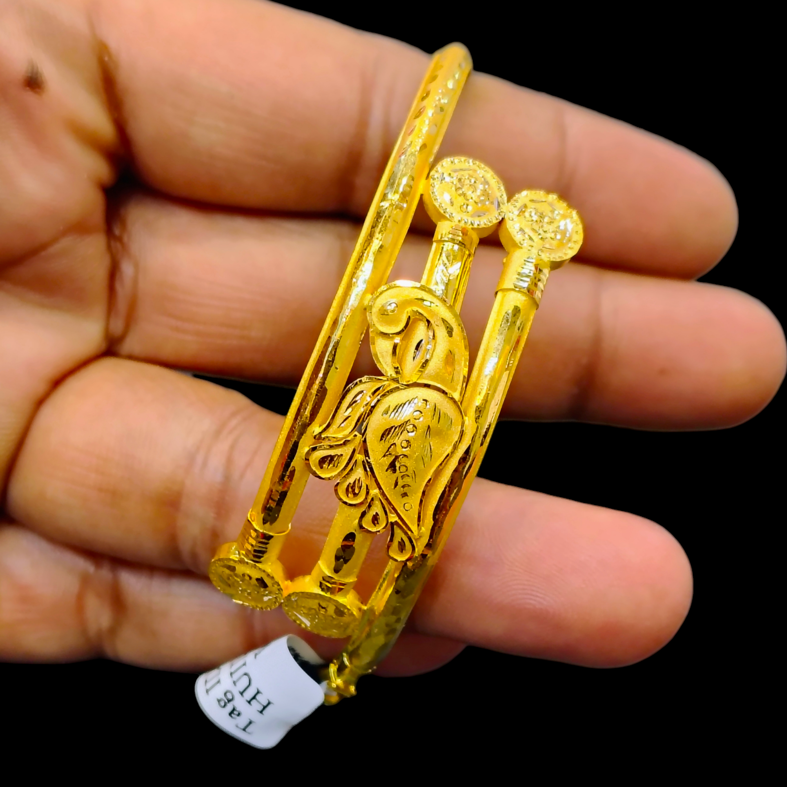GOLD CHURI NOA- (SIZE: 26) WGT: 6.130 GM APPROX 22KT HUID HALLMARK GOLD NOA BANGLES 1 PIECE.