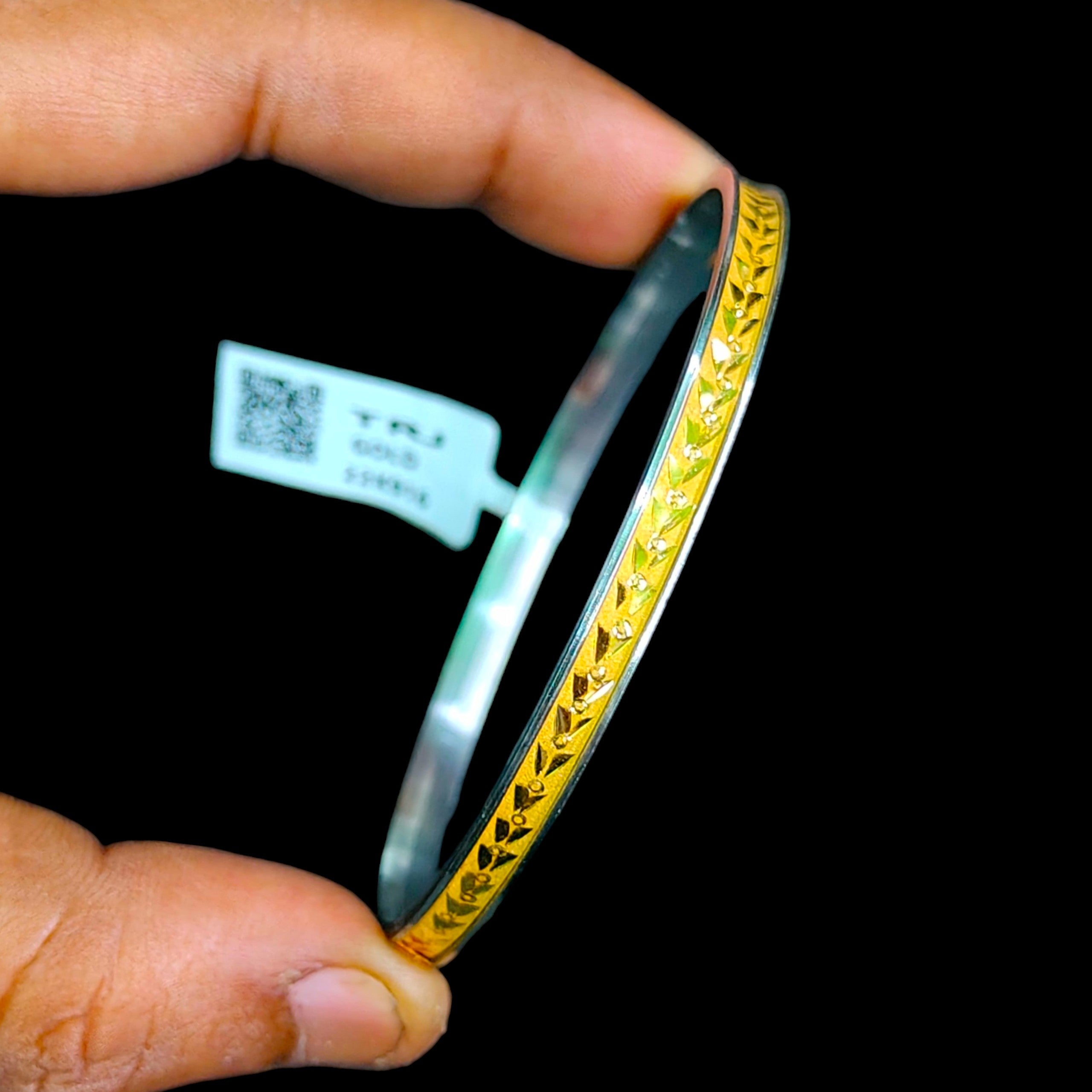 GOLD CHURI NOA- (SIZE: 27) WGT: 0.930 GM APPROX 22KT HUID HALLMARK GOLD NOA BANGLES 1 PIECE.