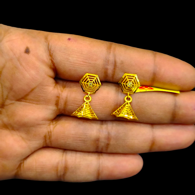 GOLD EARRINGS- WGT: 1.140 GM APPROX BIS CERTIFIED HUID HALLMARK 9KT GOLD EARRINGS 1 PAIR FOR WOMEN.