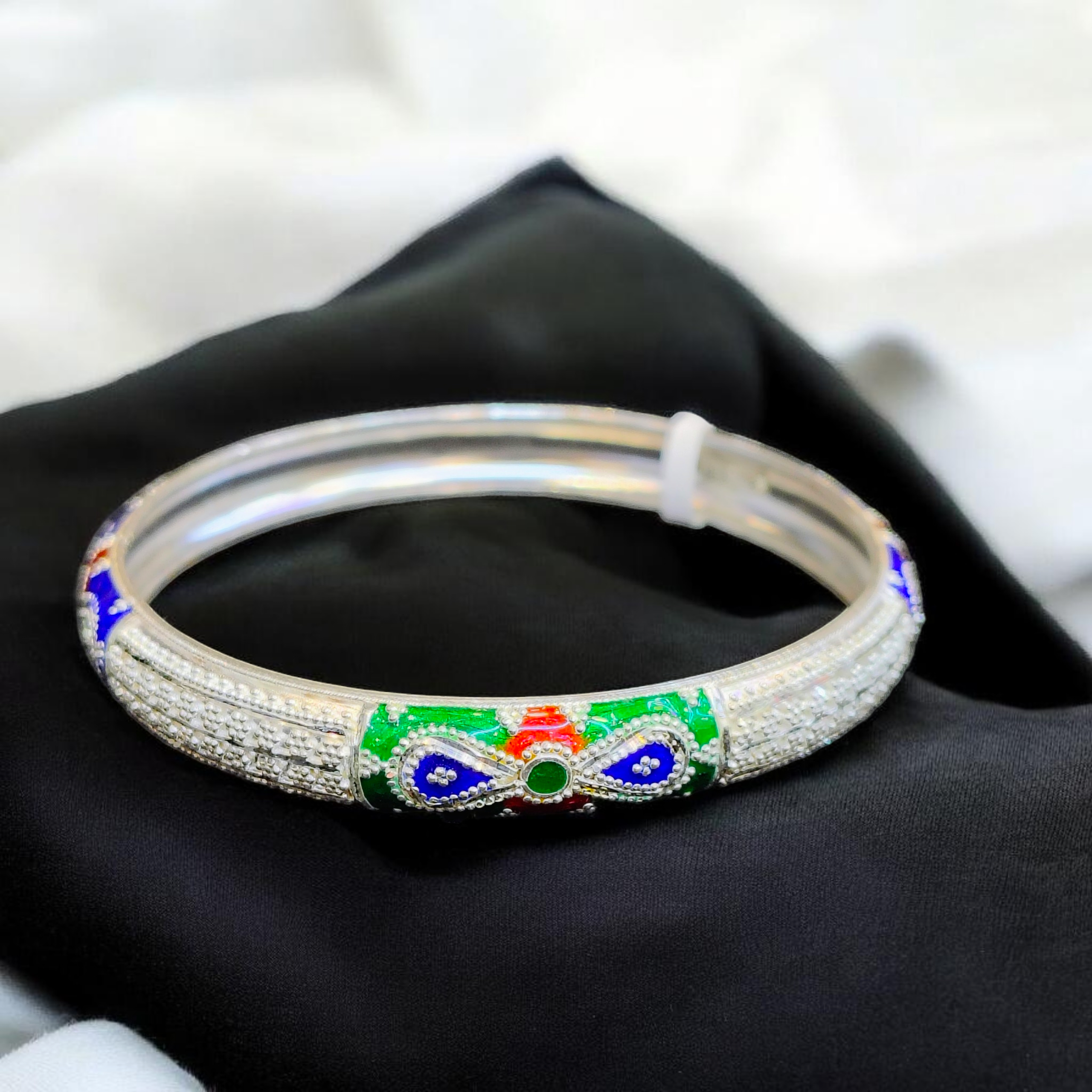 LUXURY SILVER BAUTI- (SIZE 26) CERTIFIED BIS HALLMARK 925 SILVER BAUTI (MANIPUR DESIGN) APPROX WGT: 17.100 GM (1 PIECE) FOR REGULAR USE FOR WOMEN.