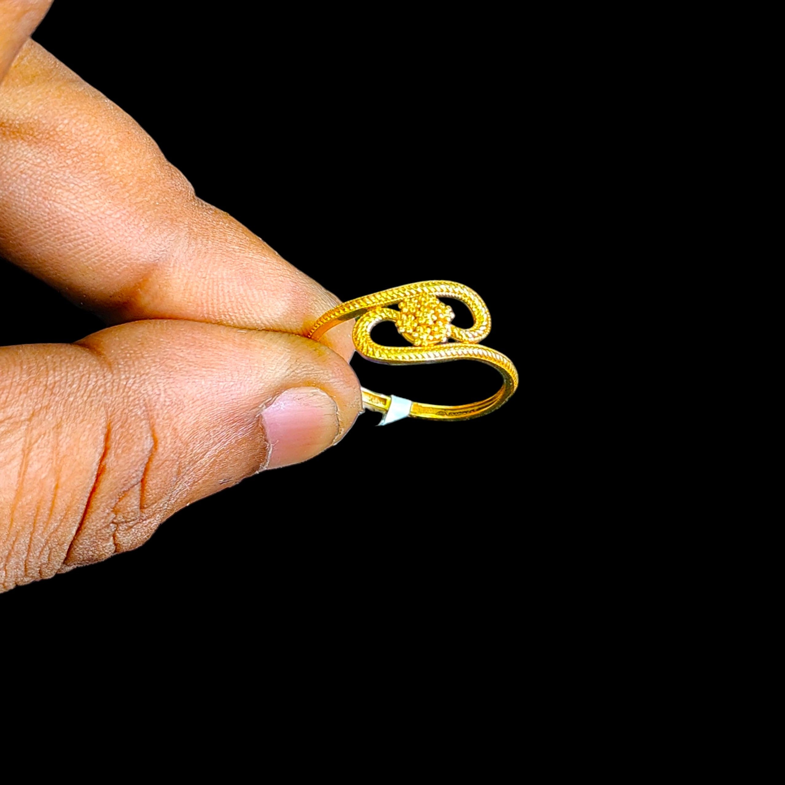 LADIES RING- (SIZE: 16) WGT: 1.210 GM APPROX 22KT HUID HALLMARK GOLD RING FOR WOMEN 1 PIECE.