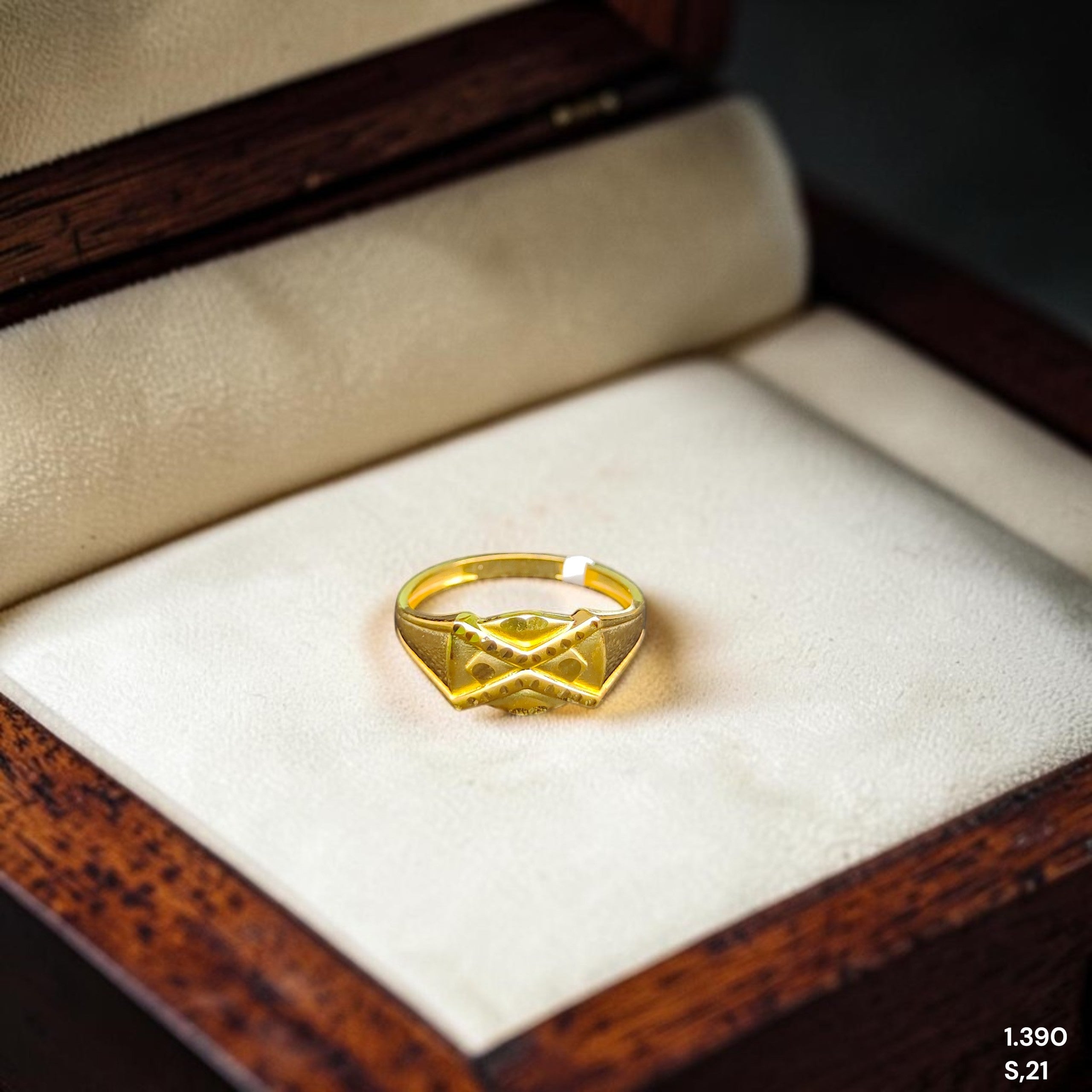 GENTS RING- TRJ (SIZE:21) WGT: 1.390 GM APPROX BIS CERTIFIED HUID HALLMARK 375 9KT GOLD FINGER RING FOR MEN 1 PIECE.