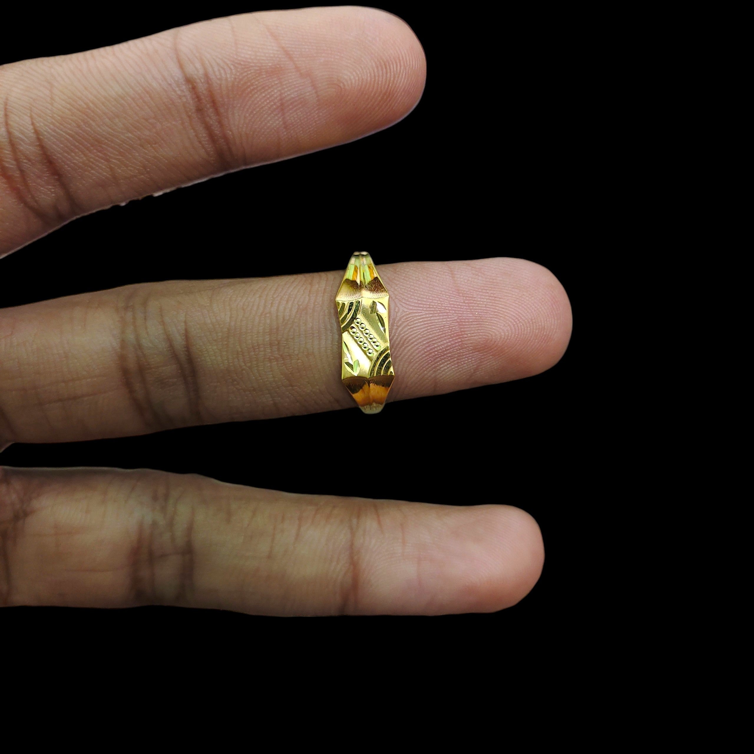 GENTS RING- TRJ (SIZE:21) WGT: 0.910 GM APPROX BIS CERTIFIED HUID HALLMARK 375 9KT GOLD FINGER RING FOR MEN 1 PIECE.